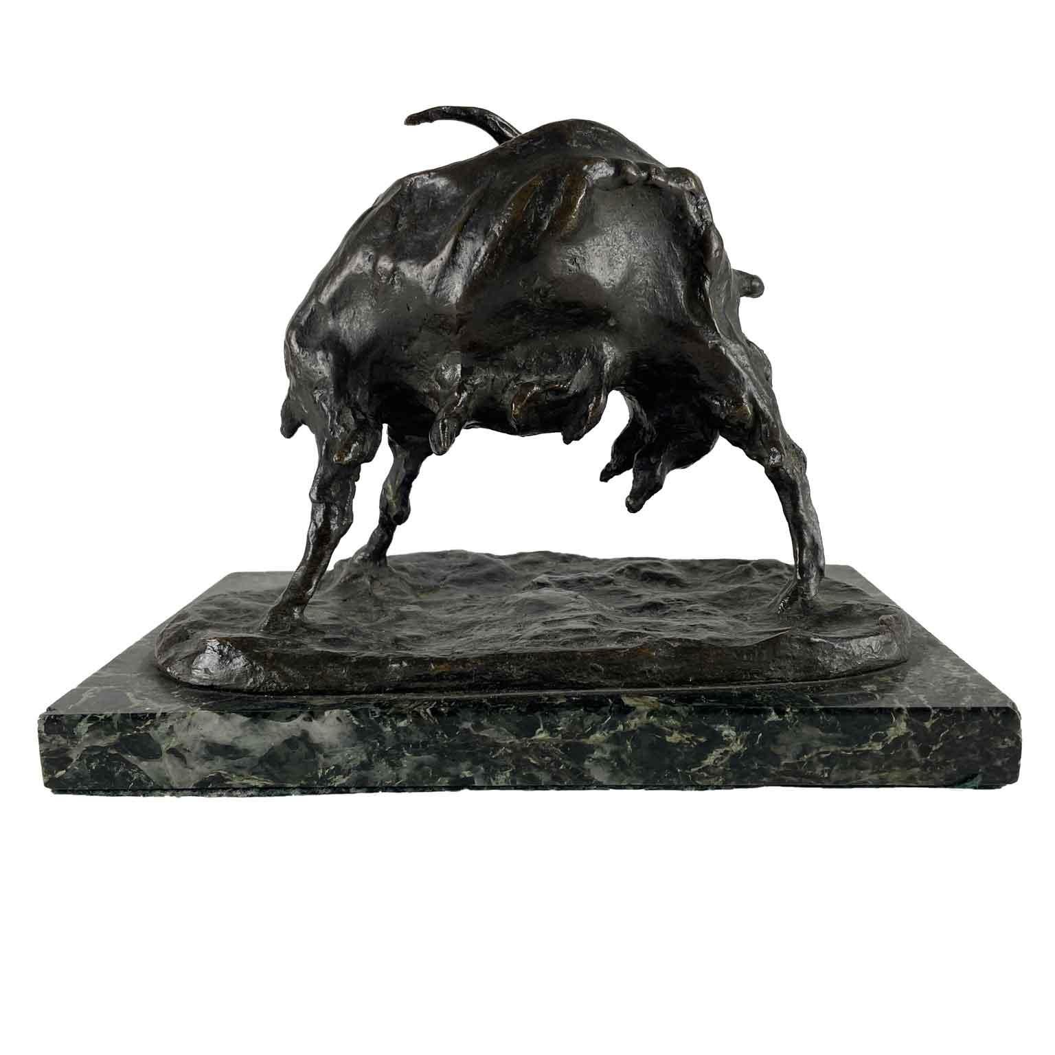 Ernesto Bazzaro Capretta In Bronzo una escultura de Ernesto Bazzaro, importante escultor y grabador lombardo activo a finales del siglo XIX y principios del XX. Bazzaro (Milán, 1859-1937) fue conocido por su innovador enfoque de la escultura,