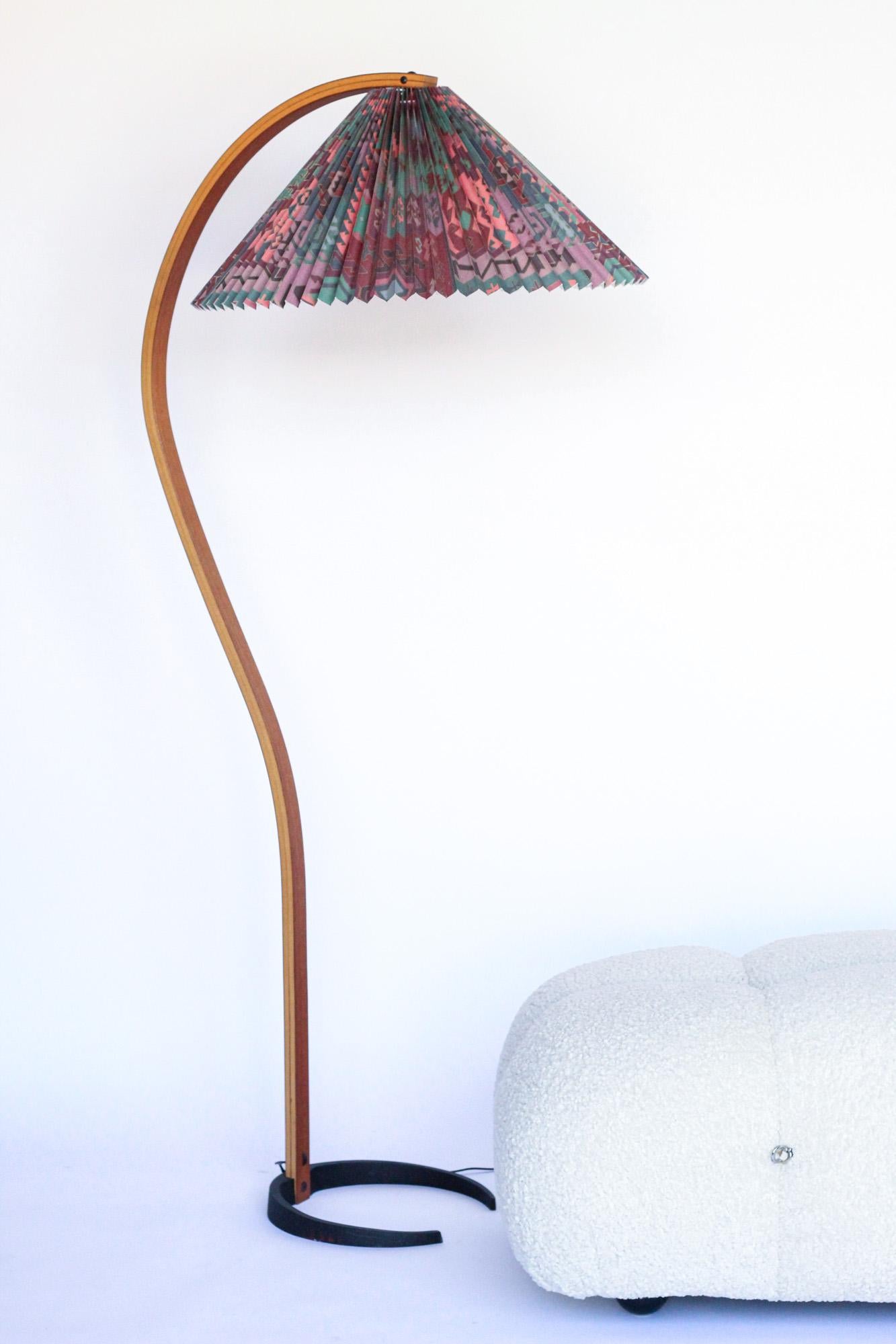 Now Iconic Mads Caprani floor lamp a 70s-era Danish creation that mixes a curved bentwood spine with a cast-iron base and a pleated fluted shade, this lamp has a rare original printed shade. 1970s bentwood floor lamp by Mads Caprani. Original