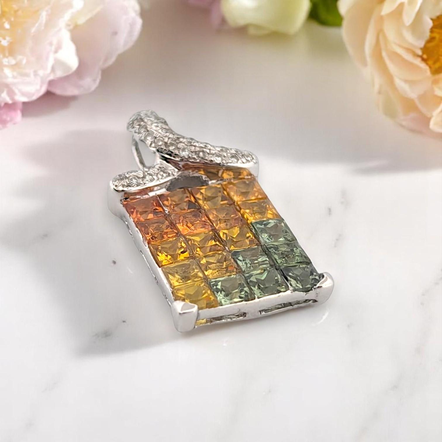 Art déco Pendentif Capri en or blanc 14 carats avec saphirs orange, jaune et verts en vente