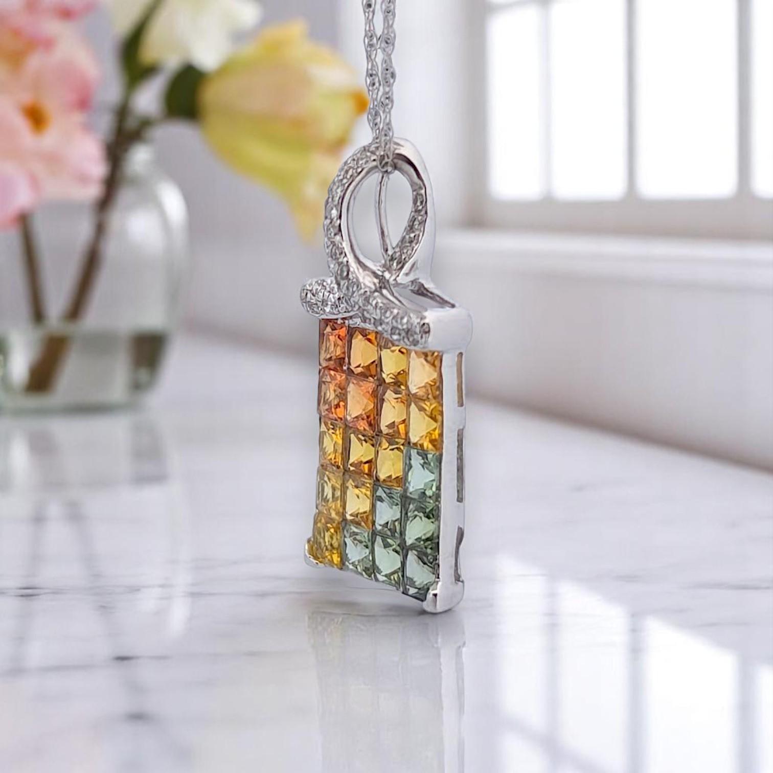 Taille baguette Pendentif Capri en or blanc 14 carats avec saphirs orange, jaune et verts en vente