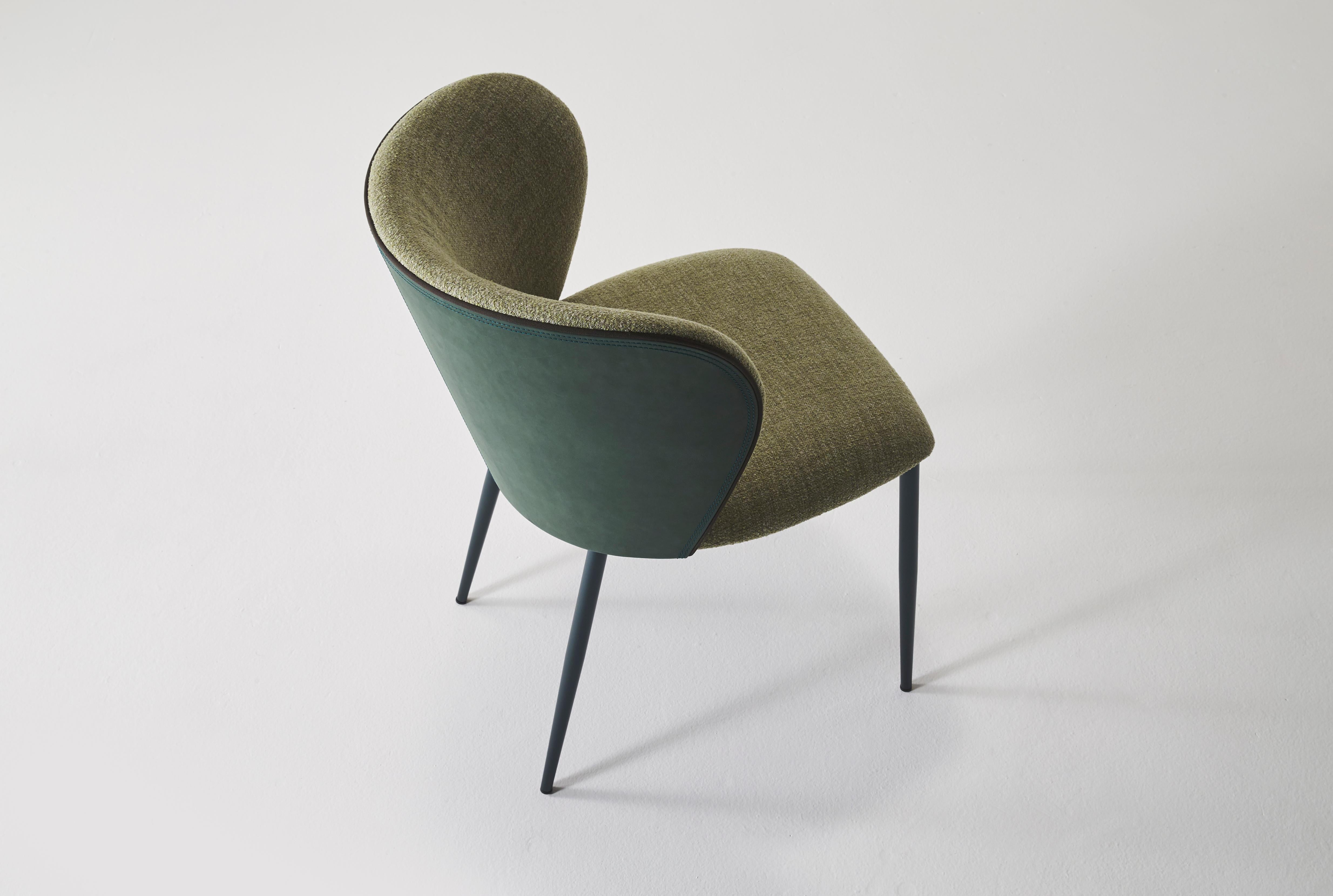 Sedile e schienale si accostano tra loro come due foglie unite da uno stelo, una nell’altra, e diventano una solida nicchia curva.
L’interno è imbottito, morbido, accogliente, mentre l’esterno è più asciutto, solido, protettivo: possono essere