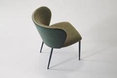 Capri è una sedia con uno schienale avvolgente, struttura in metallo verniciato