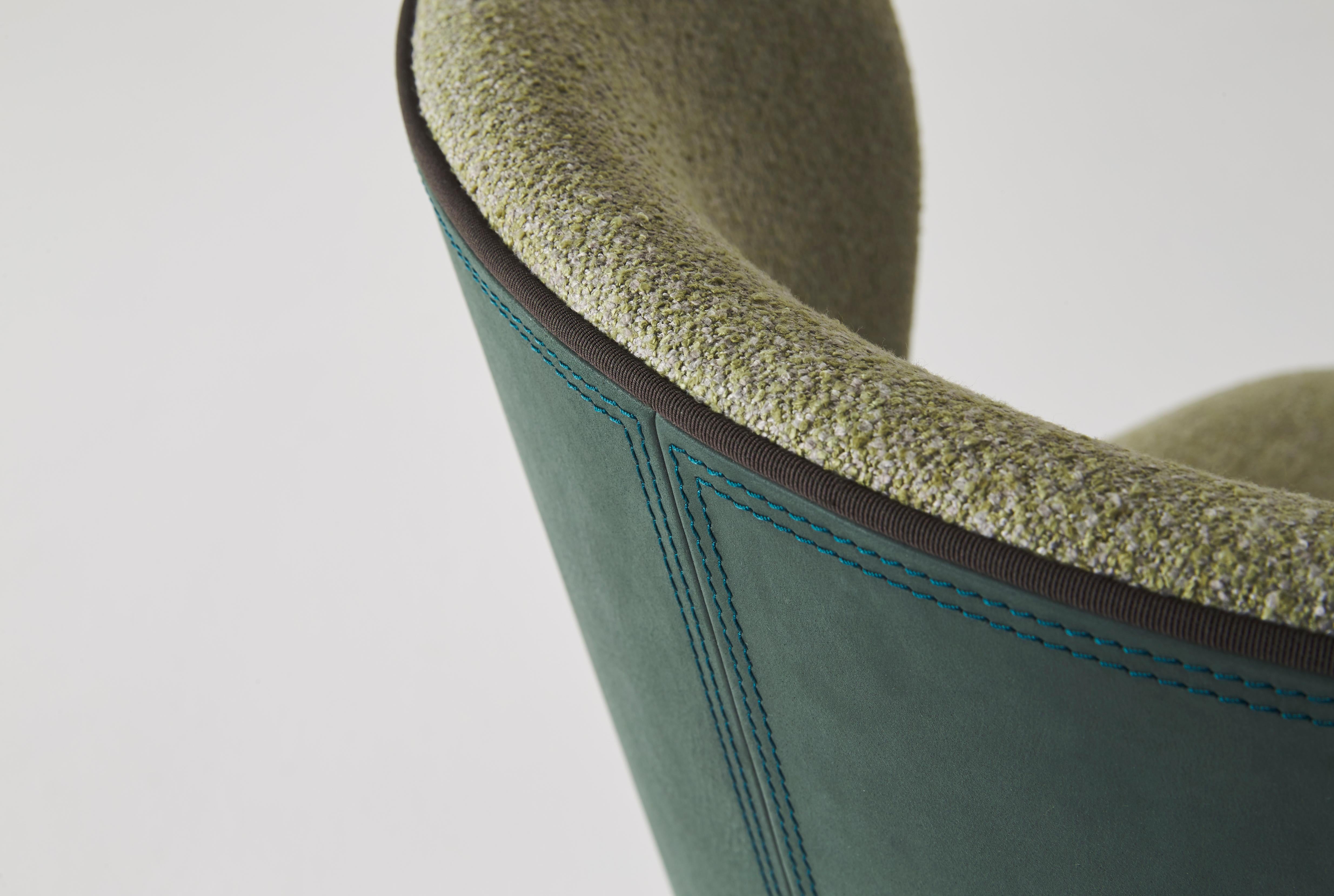 Moderno Capri è una sedia con uno schienale avvolgente, struttura in metallo verniciato in vendita