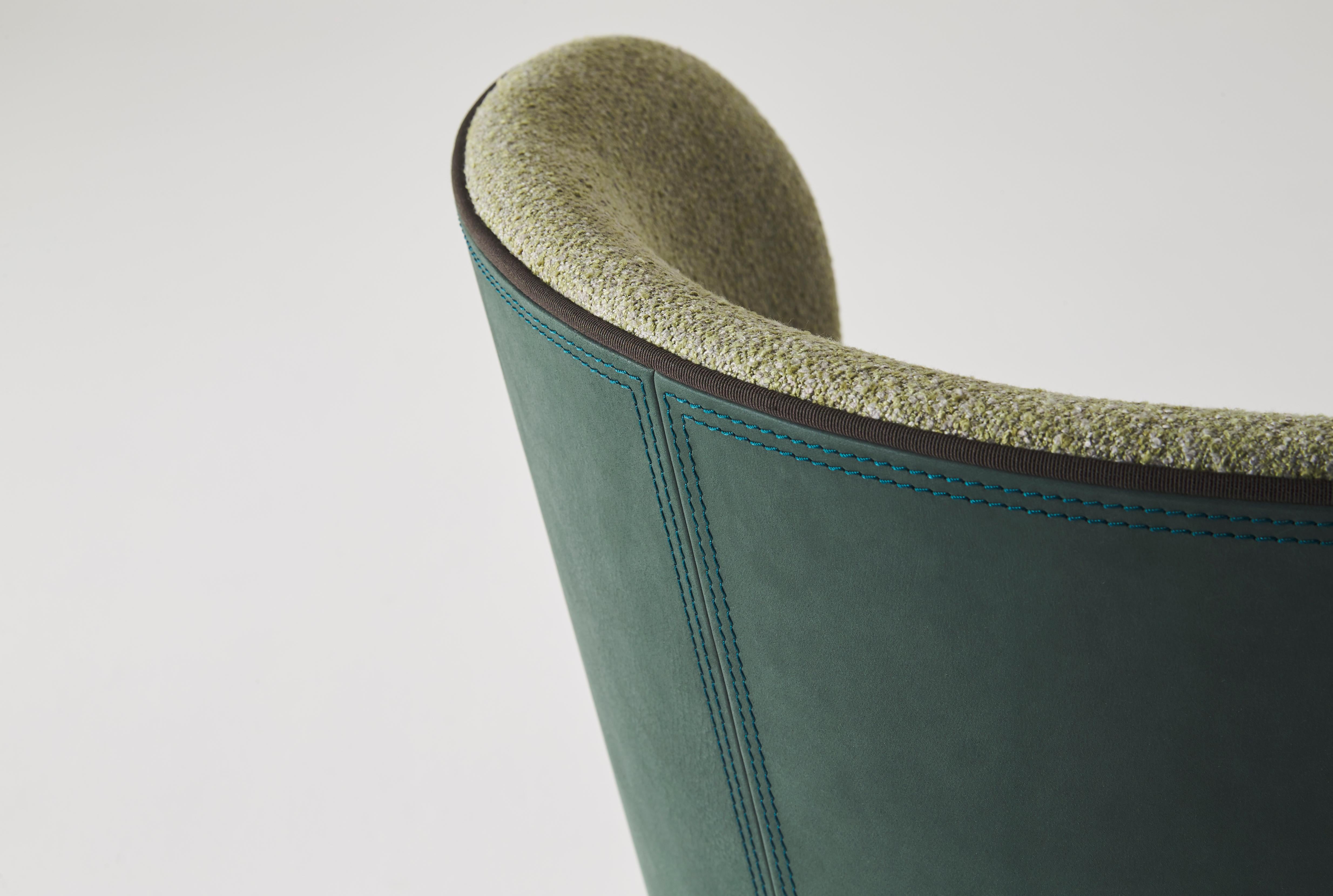 Italian Capri è una sedia con uno schienale avvolgente, struttura in metallo verniciato in vendita