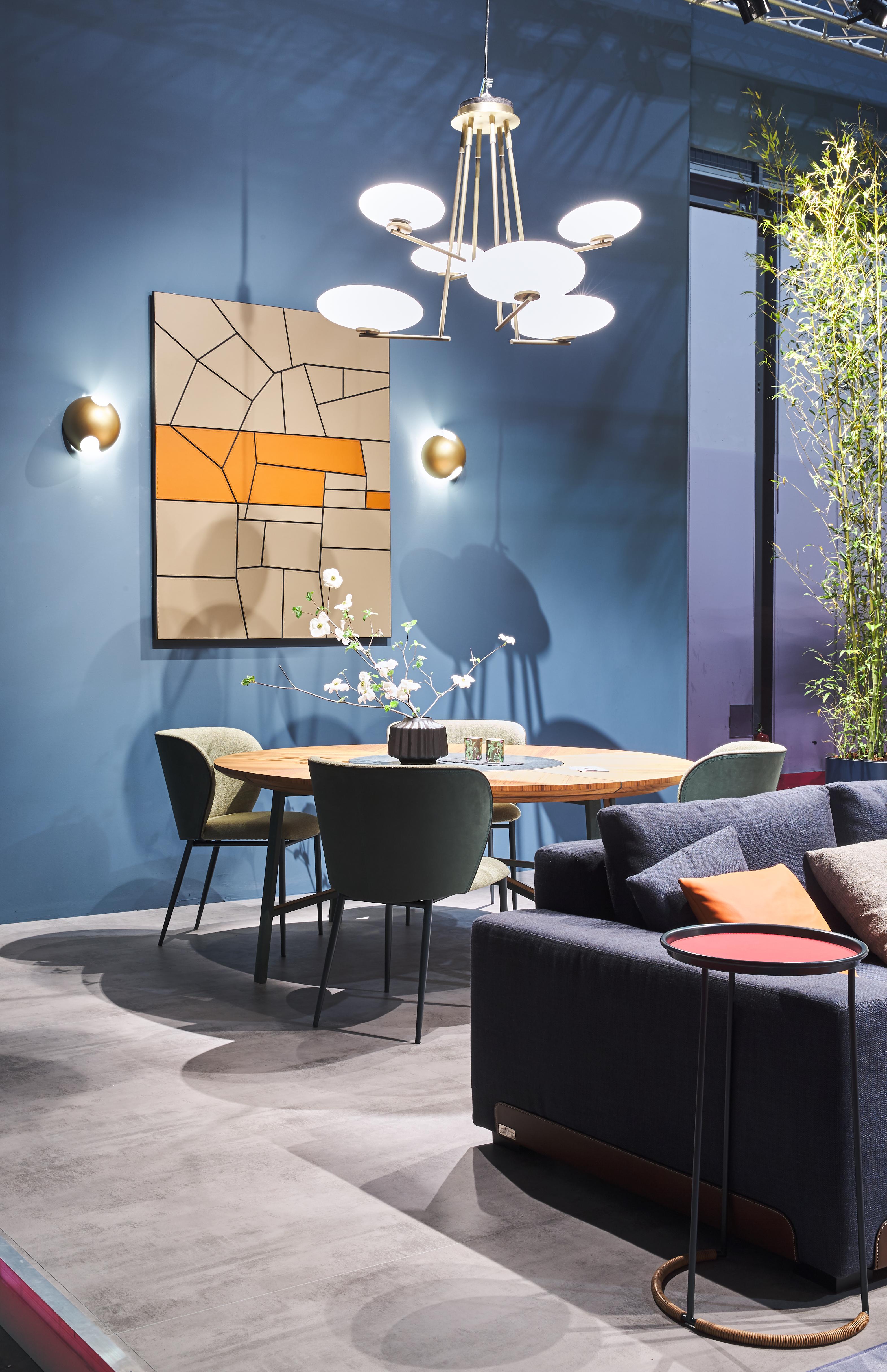 Capri è una sedia con uno schienale avvolgente, struttura in metallo verniciato In condizioni Nuovo in vendita a Seregno, IT