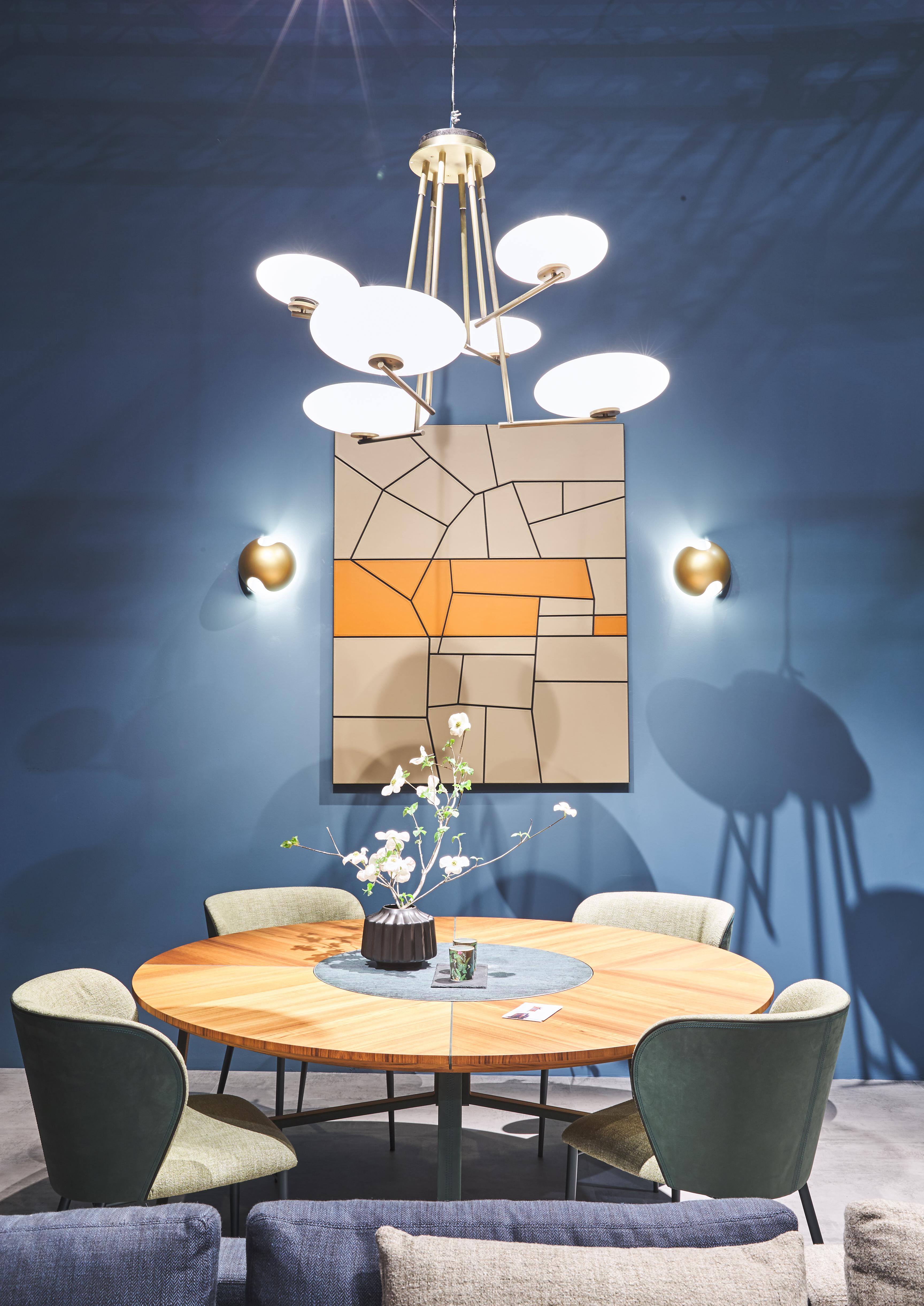 Periodo contemporaneo Capri è una sedia con uno schienale avvolgente, struttura in metallo verniciato in vendita