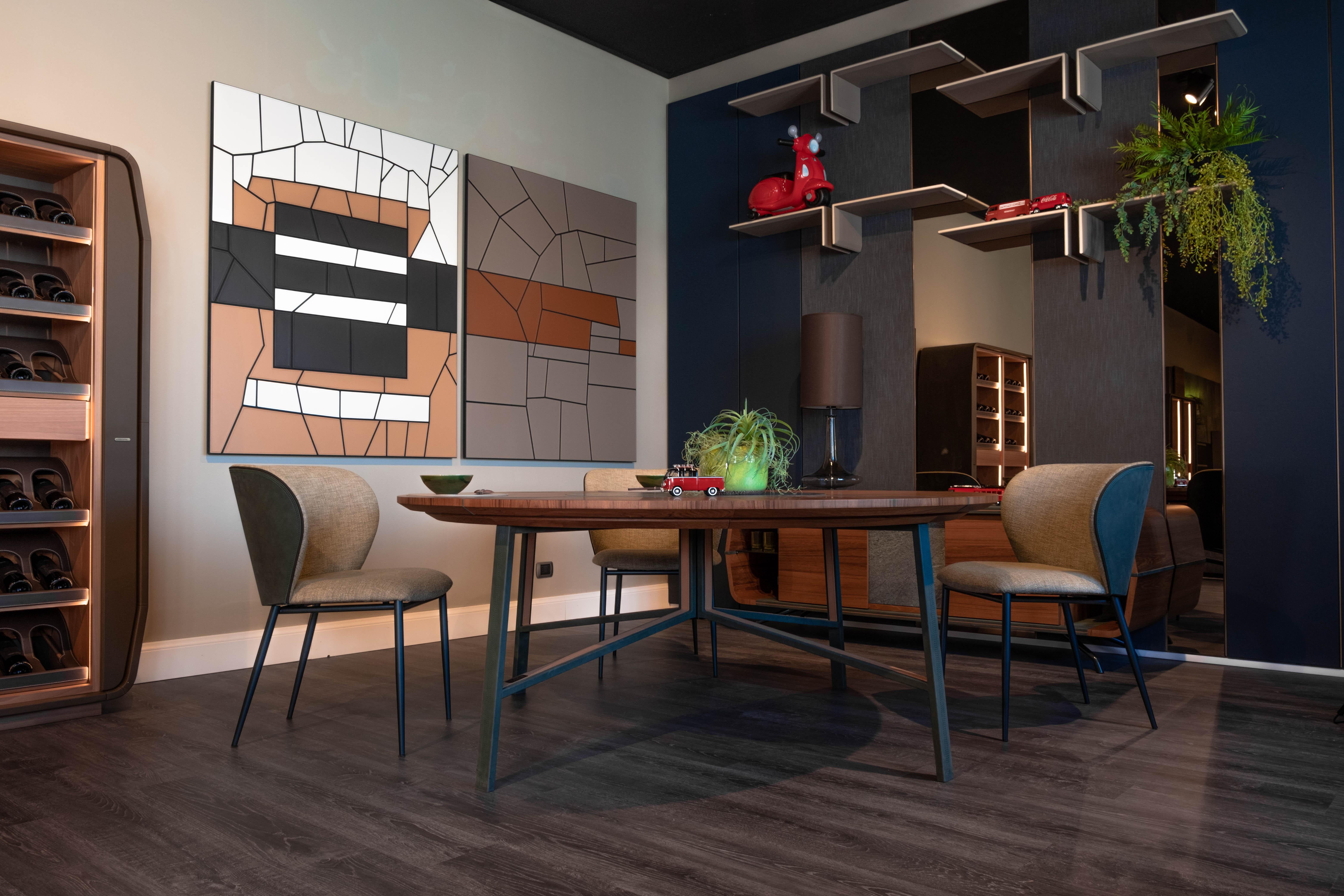 Pelle Capri è una sedia con uno schienale avvolgente, struttura in metallo verniciato in vendita