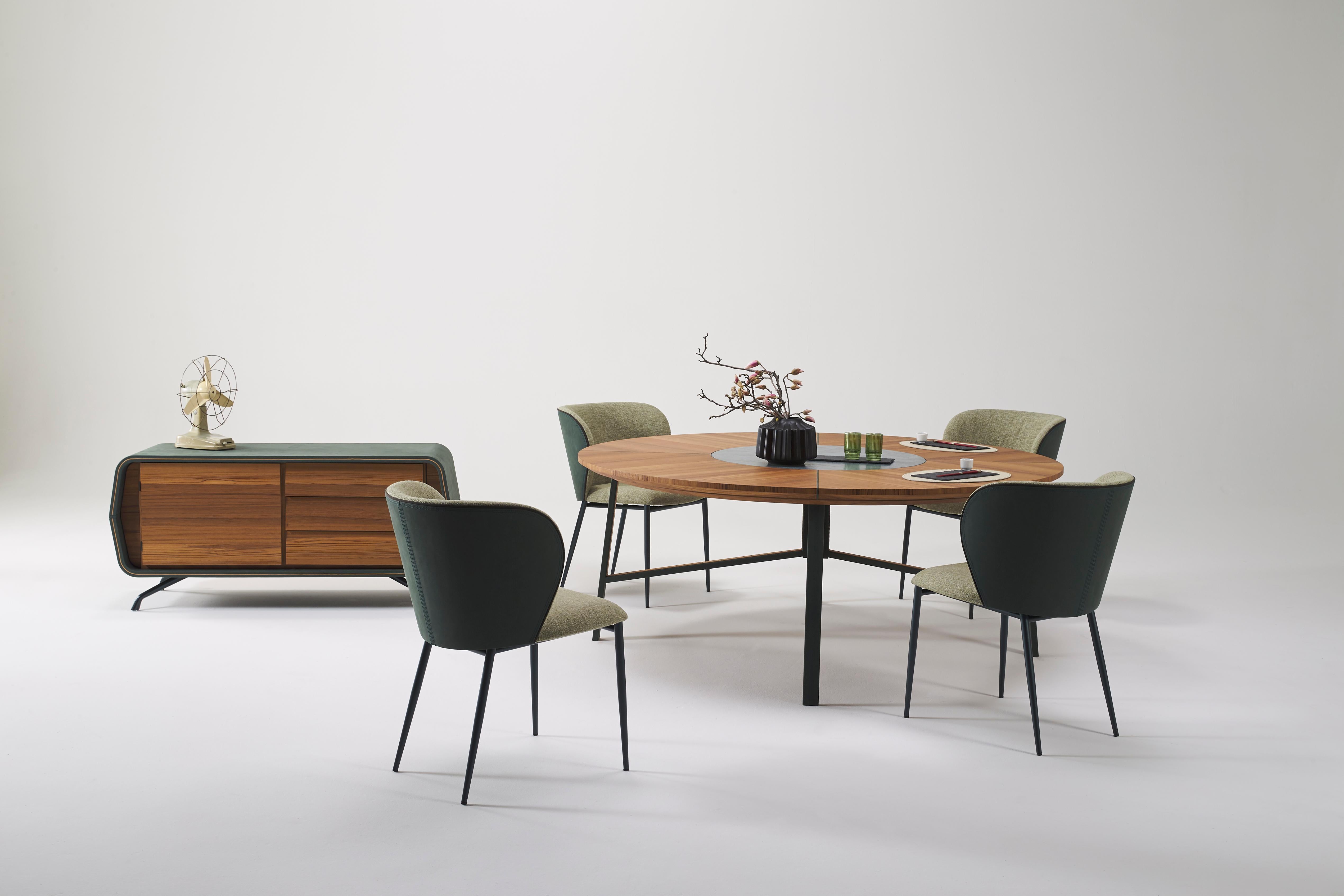 Capri è una sedia con uno schienale avvolgente, struttura in metallo verniciato in vendita 1