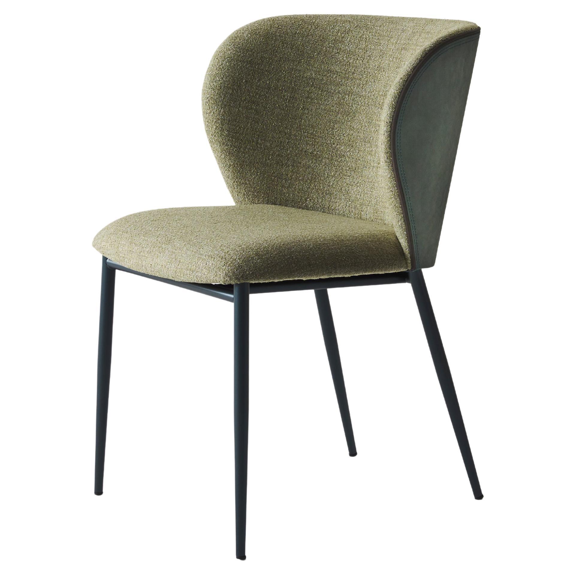 Capri è una sedia con uno schienale avvolgente, struttura in metallo verniciato in vendita