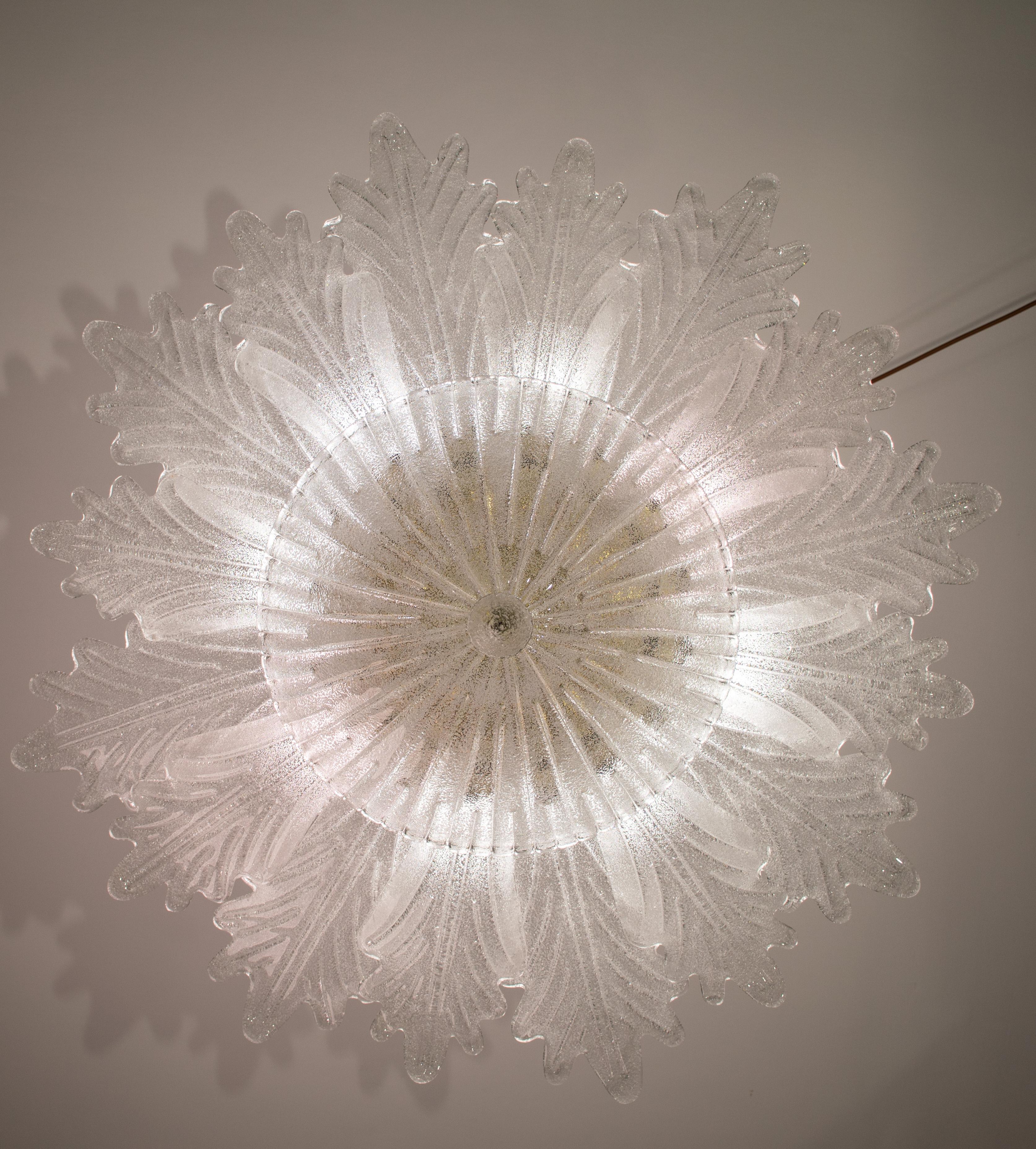Majestic Murano ceiling light.

The chandelier has an assembled diameter of 105 centimeters, the height measures 35 centimeters.

The chandelier has 8 light point

Perfect for decorating a large space.