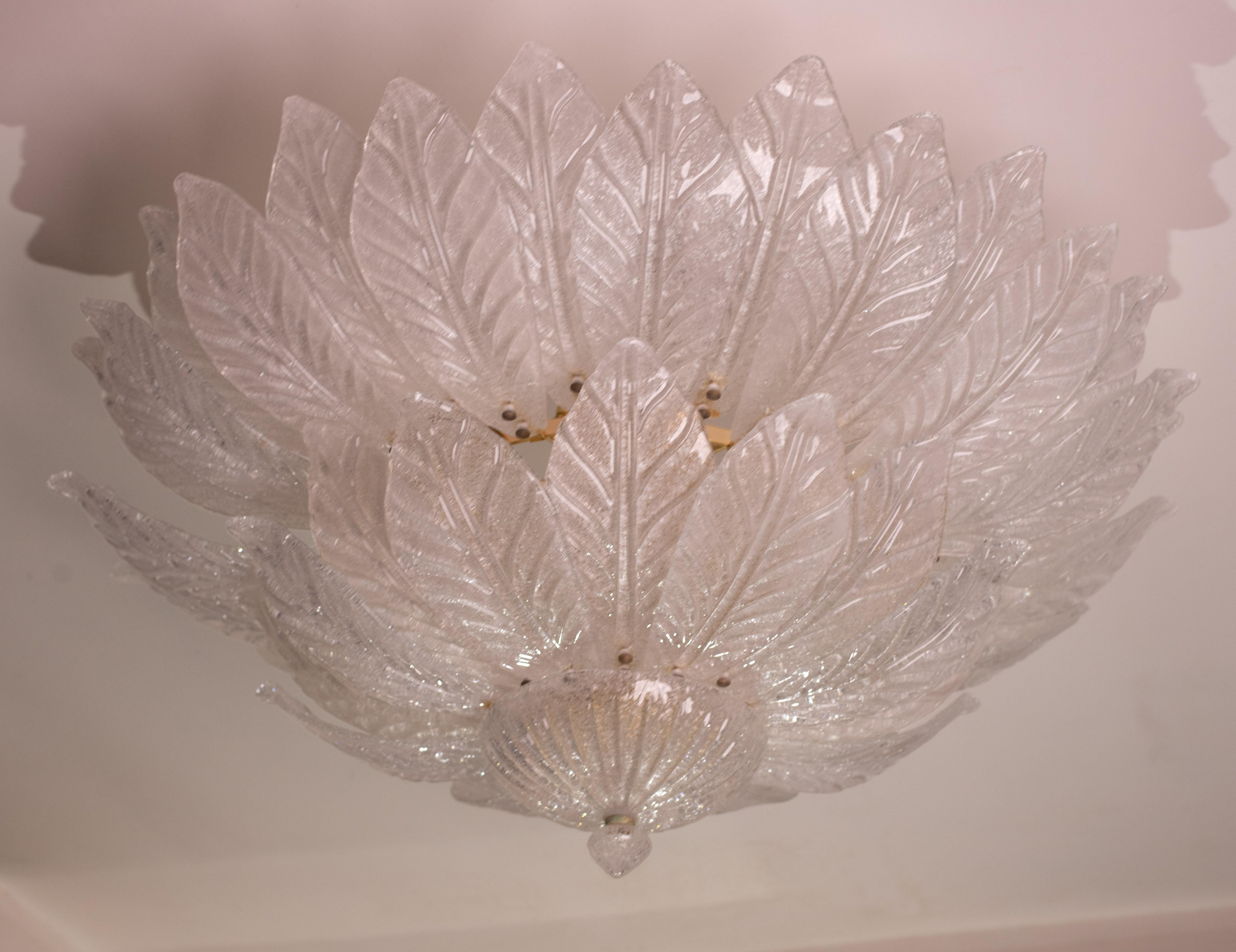 Grande ed elegante lampadario da incasso in vetro di Murano in stile neoclassico, Italia, anni '70 circa.
Il lampadario Murano, in stile Mid-Century Modern, è composto da due strati di vetro a foglia trasparente e da una cornice dorata.
I due strati