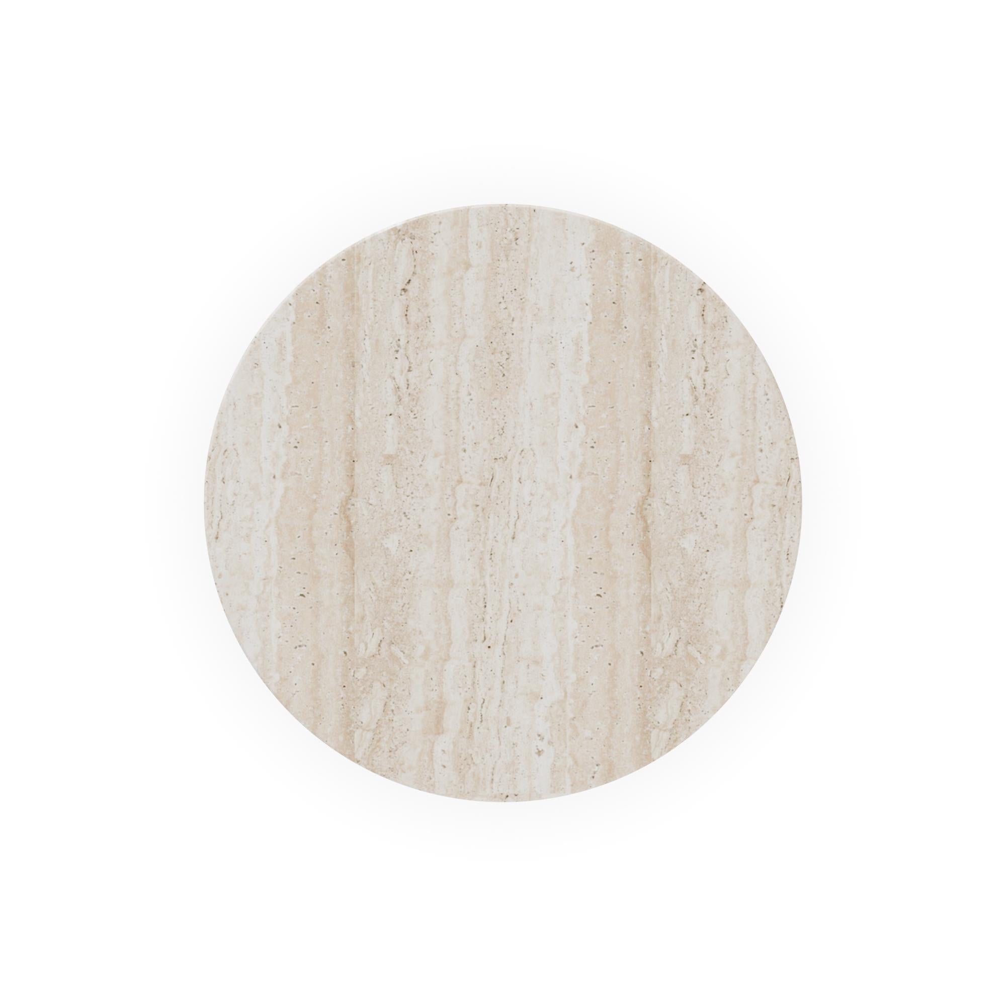 Il tavolino Capri, creato in collaborazione con Mediterrazza, incarna la raffinatezza mediterranea con un tocco contemporaneo. Realizzata a mano con una resistente struttura in metallo adatta agli ambienti esterni, presenta un raffinato piano in