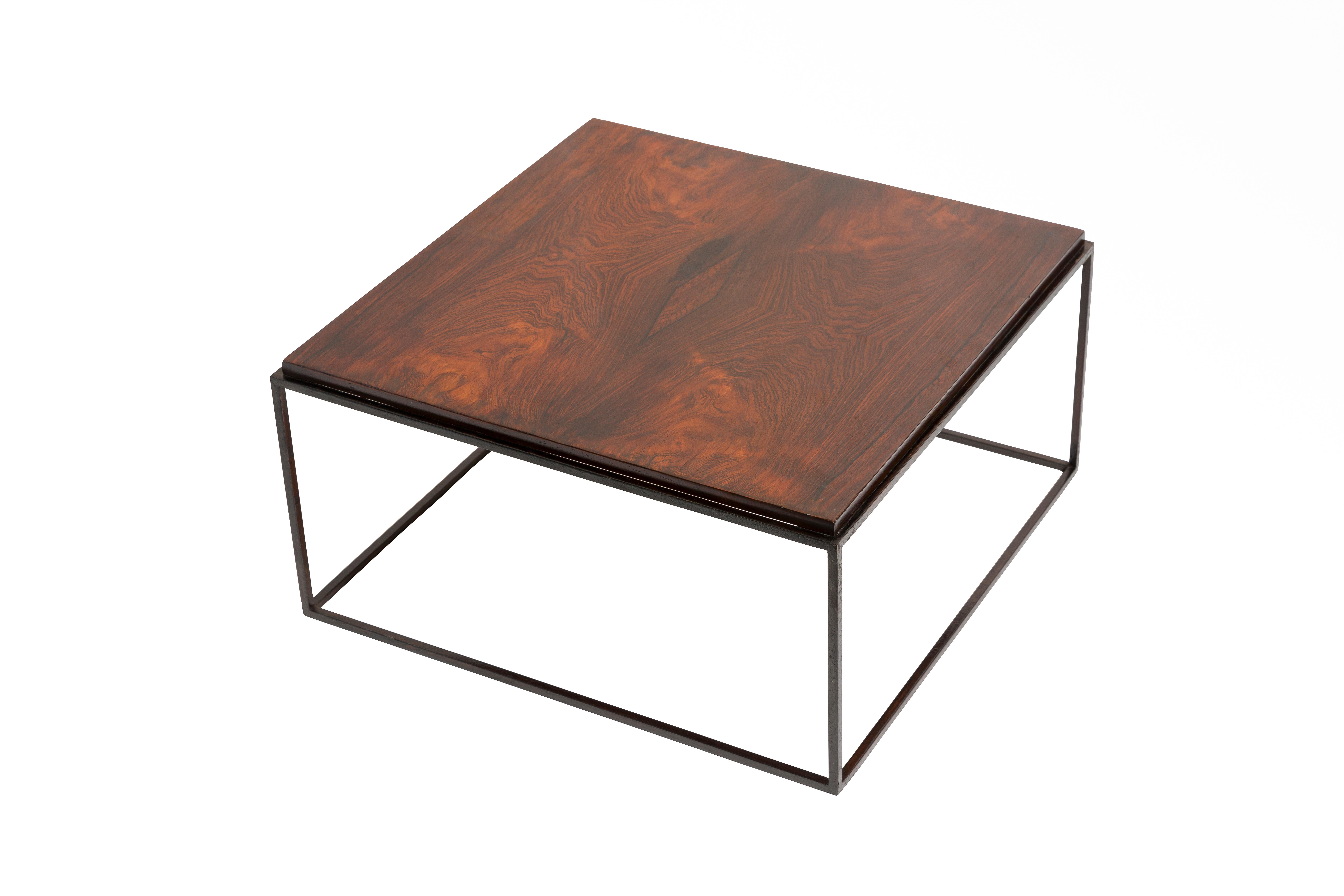 La table d'appoint Capri illustre la maîtrise des proportions de Zalszupin et sa capacité à élever une forme minimale grâce à des matériaux exquis. Un cadre géométrique élancé soutient un plateau en jacarandá richement figuré, dont le grain