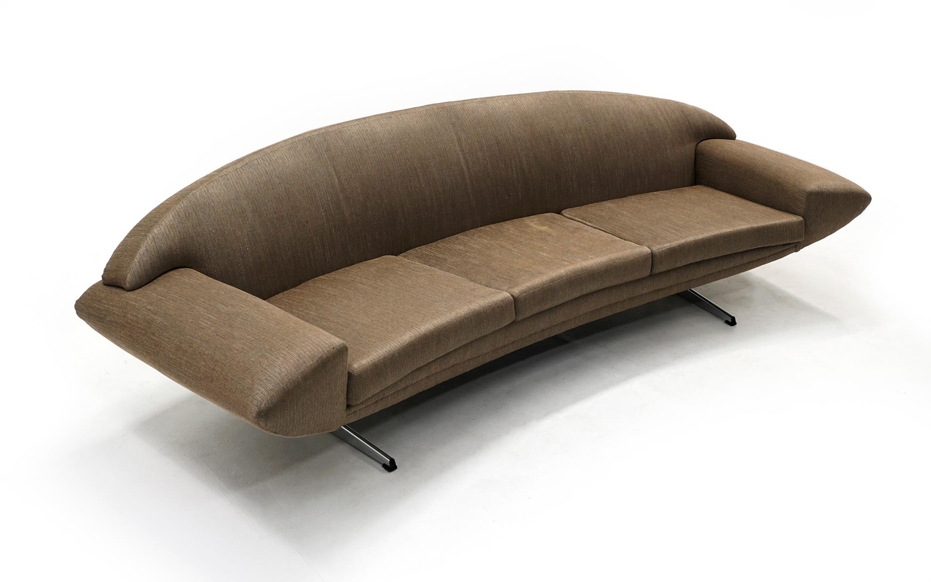 Seltenes Sofa Capri, entworfen von Johannes Andersen. Produziert von Trensum, Schweden, 1960. Bei diesem schönen Exemplar ist die Originalpolsterung in gutem Zustand erhalten. Es gibt ein paar helle Flecken, so dass der Käufer möchte, um zu
