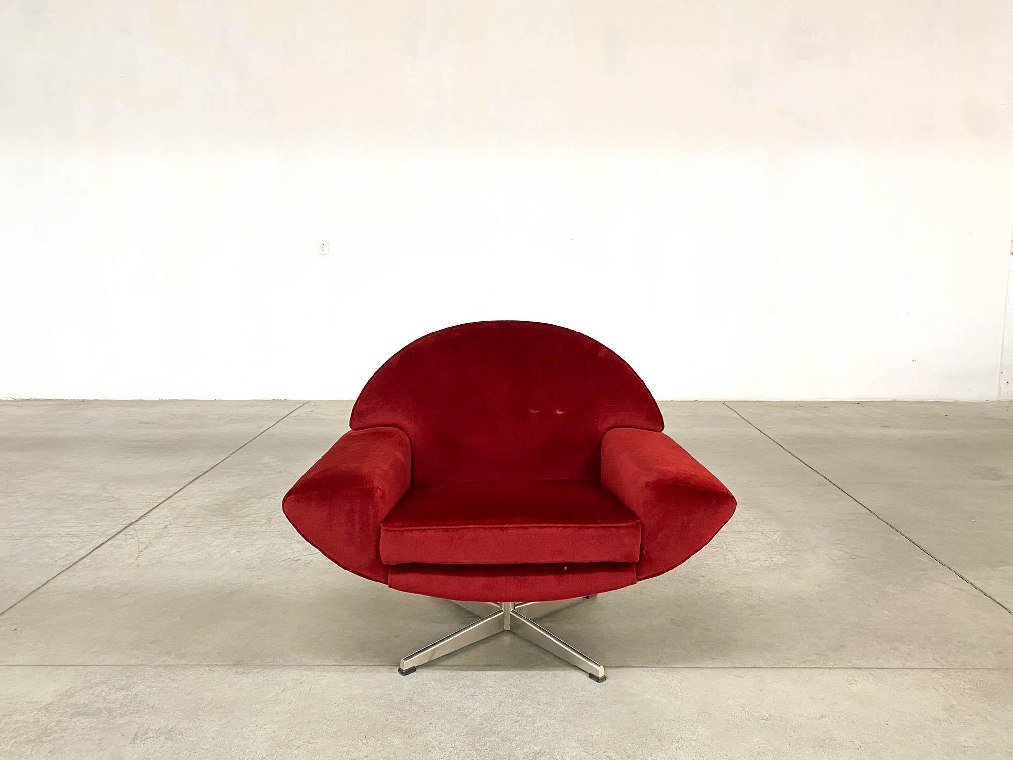The Capri Andersen swivel armchair, designed by Johannes Andersen and manufactured by AB Trensums Fåtöljfabrik, embodies the quintessence of Mid-Century style. Crafted in Sweden during the design period of 1960 to 1969, this piece showcases the
