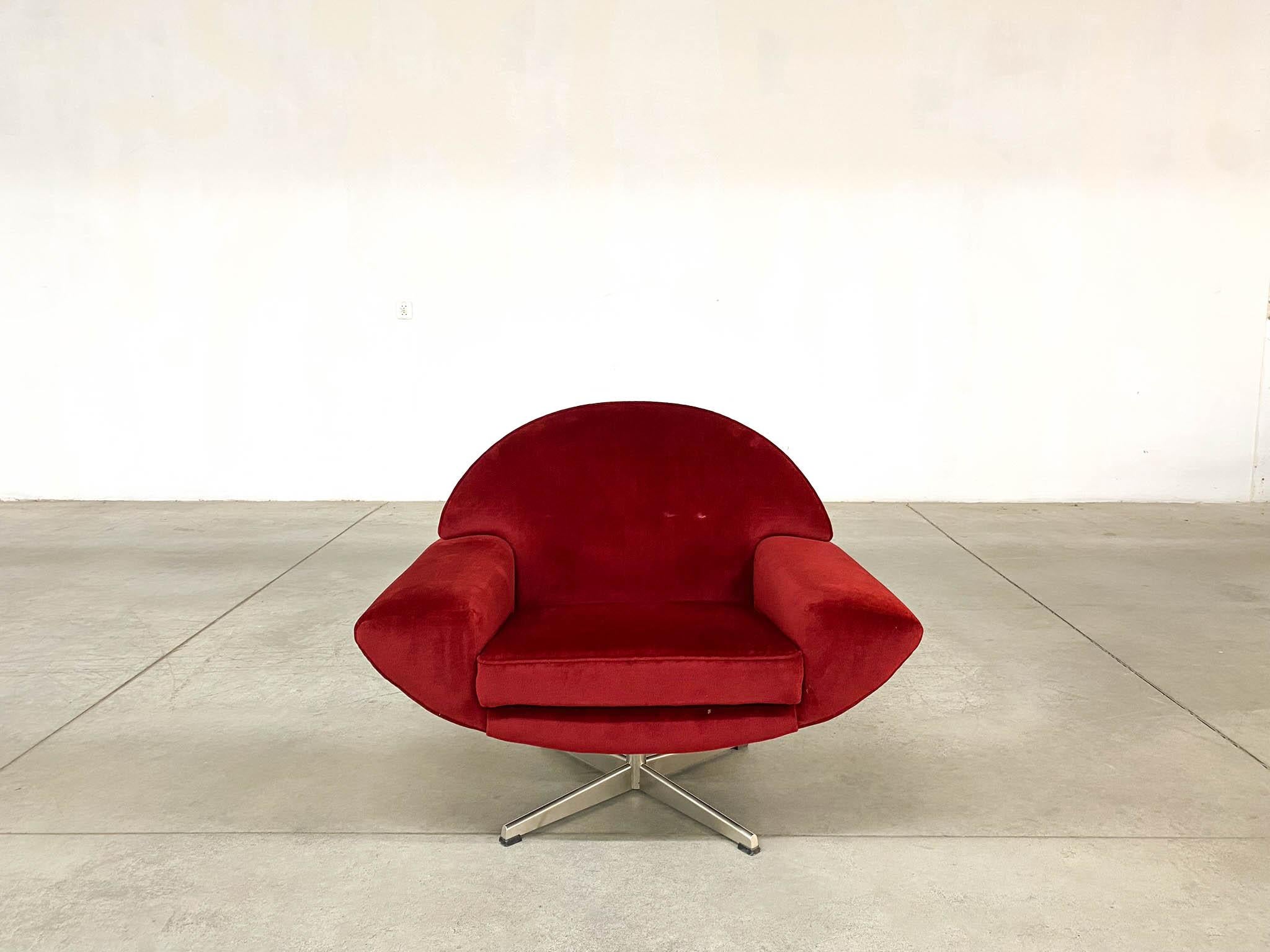 Le fauteuil pivotant Capri Andersen, conçu par Johannes Andersen et fabriqué par AB Trensum Fåtöljfabrik, incarne la quintessence du style du milieu du siècle. Fabriquée en Suède au cours de la période de conception de 1960 à 1969, cette pièce