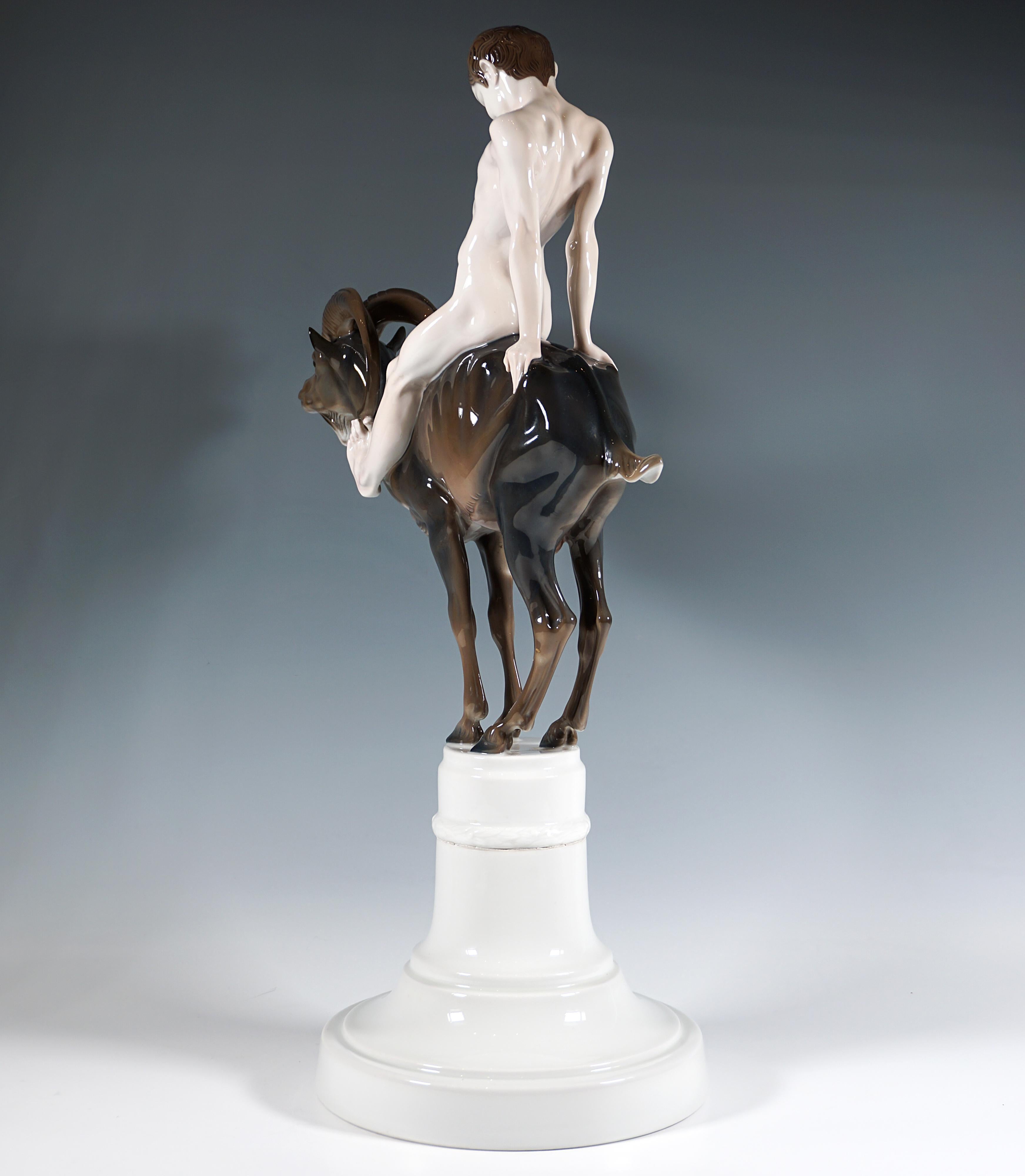 Ammirevole gruppo di figure Art Nouveau di Rosenthal:
Ragazzo nudo simile a un fauno seduto sul dorso di uno stambecco, tendendo la parte superiore del corpo all'indietro e sostenendosi con entrambe le braccia sui quarti posteriori dell'animale.
Il