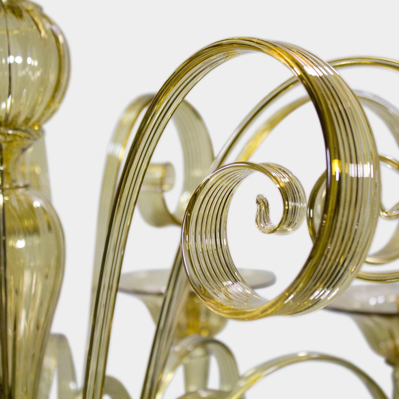 Capriccio von Multiforme ist ein doppelstöckiger Kronleuchter aus rauchfarbenem Quarzglas mit geschwungenen Ornamenten.
Es ist von der klassischen venezianischen Tradition inspiriert und zeichnet sich durch eine zentrale Säule aus, in der zahlreiche