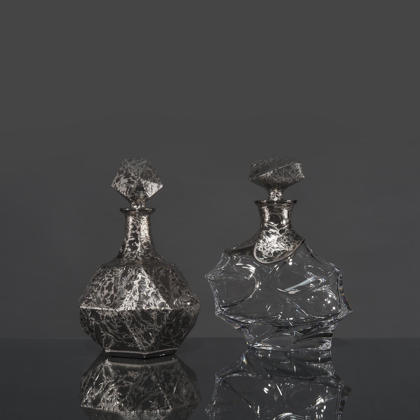 This exquisite bottle that can be used to store and serve whiskey and liqueurs and will add a touch of luxury to any home. Its body is entirely made in crystal that was carved into solid glass obtaining wave-like textures that add a dynamic and