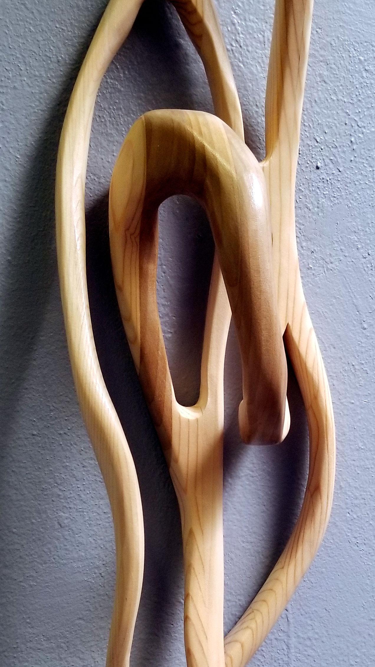 Cycle vertical en peuplier et pin de Caprice Pierucci, sculpture en bois abstrait 1