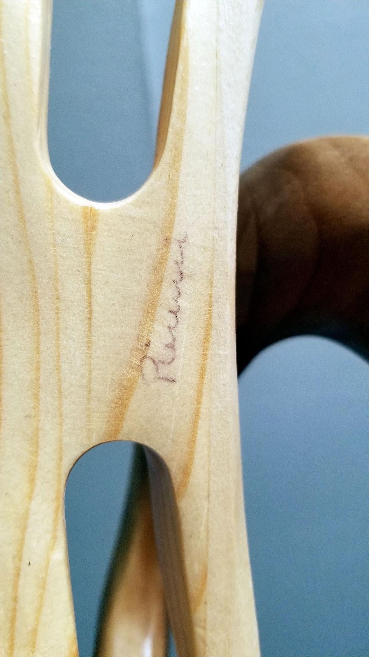 Cycle vertical en peuplier et pin de Caprice Pierucci, sculpture en bois abstrait 3