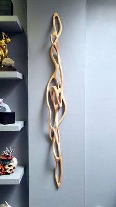 Cycle vertical en peuplier et pin de Caprice Pierucci, sculpture en bois abstrait