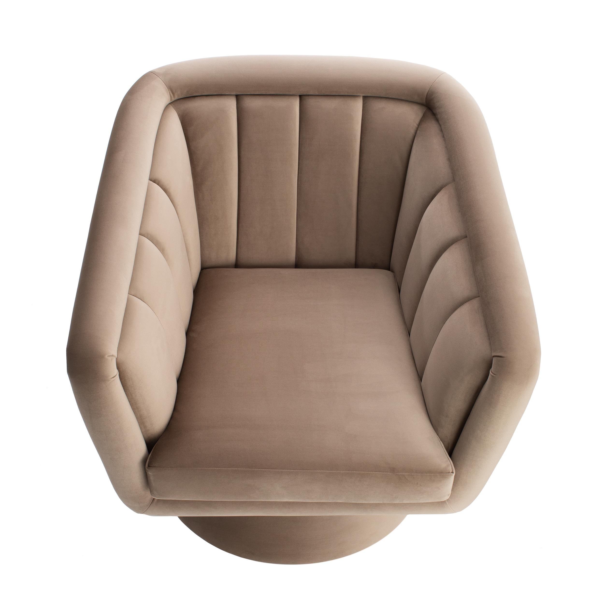 Der drehbare Sessel Caprice ist ein Dekorsessel, der mit seiner schlichten Steppung auf der Rückenlehne einen Hauch von Eleganz vermittelt. Erhältlich mit oder ohne Fußring in Messingfarbe. Auf Wunsch mit einer großen Auswahl an Stoffen oder