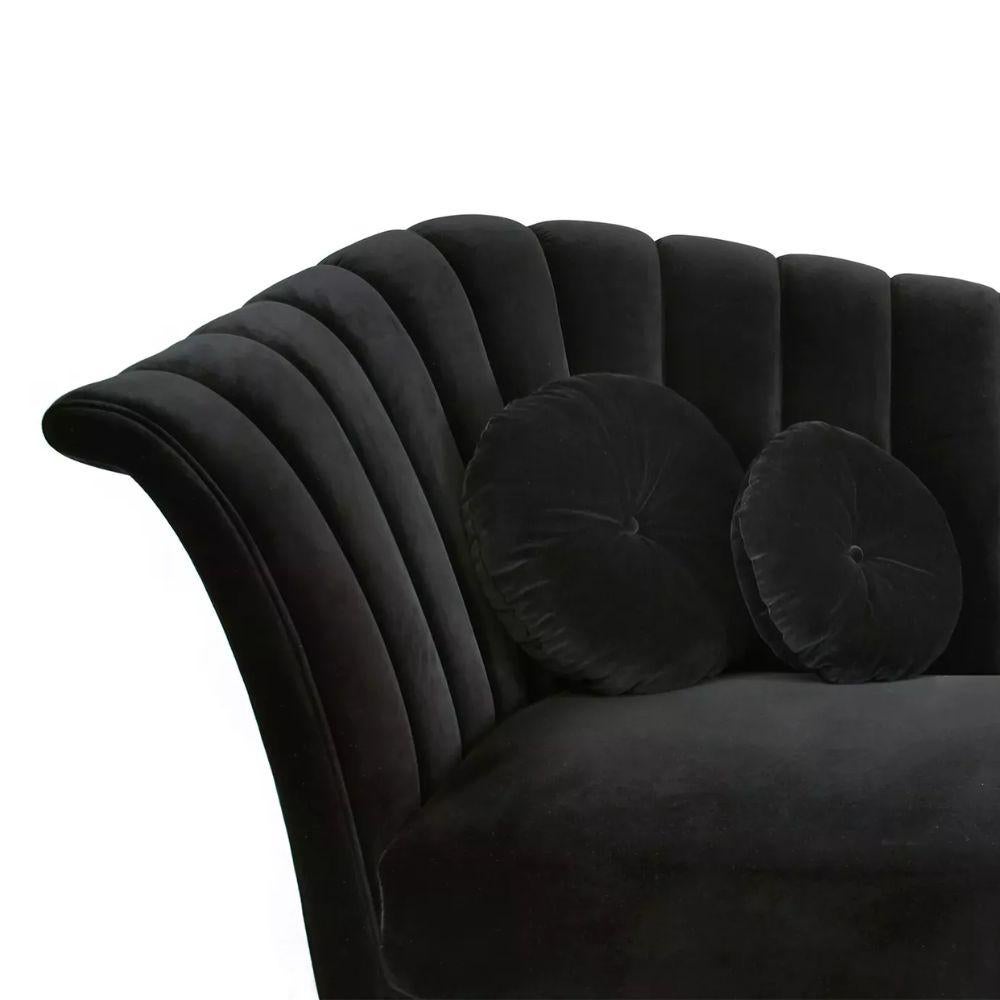 Flirtante e imprevedibile come una donna moderna, il design del divano voluttuoso Caprichosa imita le curve più desiderabili di una donna. Fabrice come un vestitino nero in un delizioso tessuto da tappezzeria con gonna a frange.

Materiali e