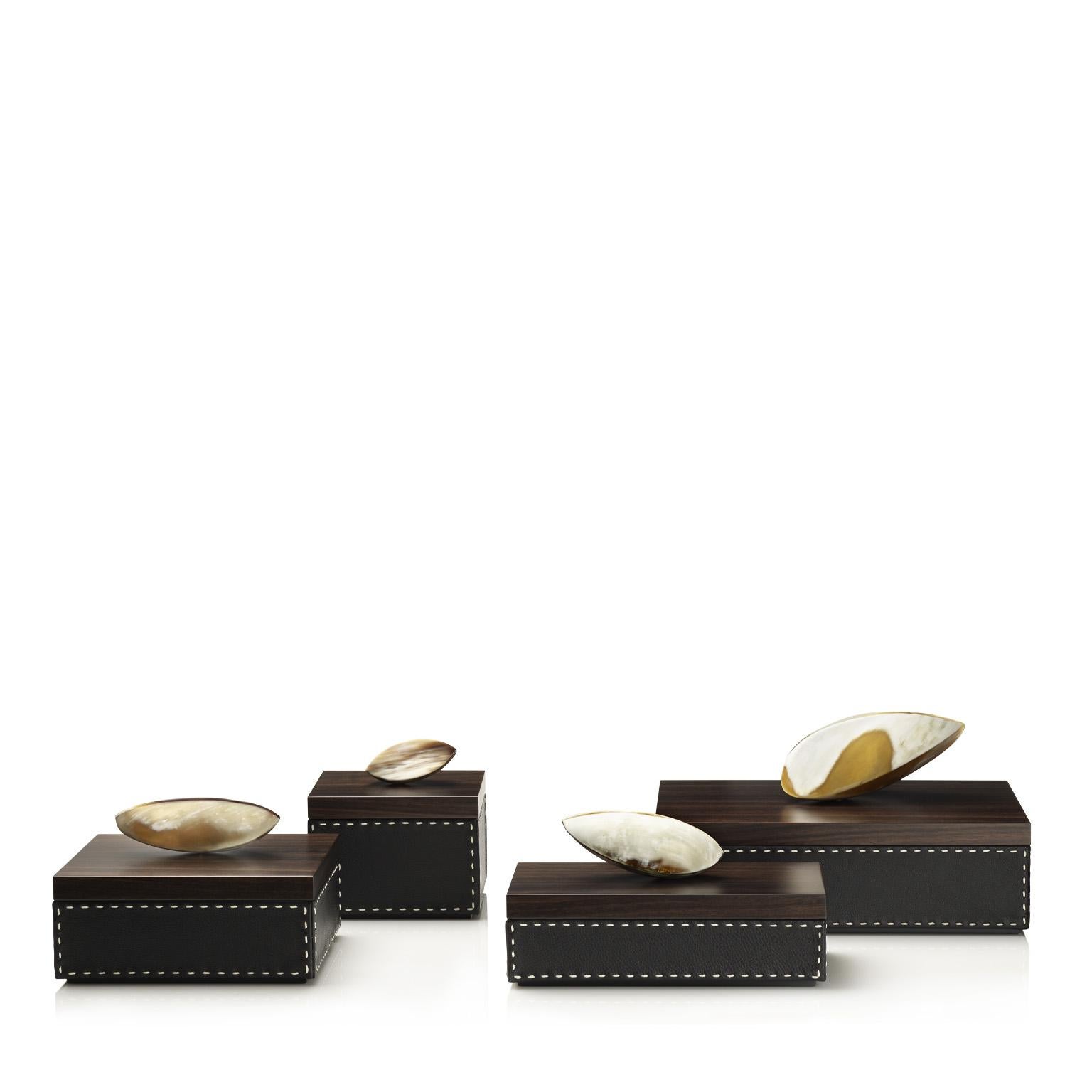 Capricia Box in Pebbled leather with Handle in Corno Italiano, Mod. 4472 For Sale 1