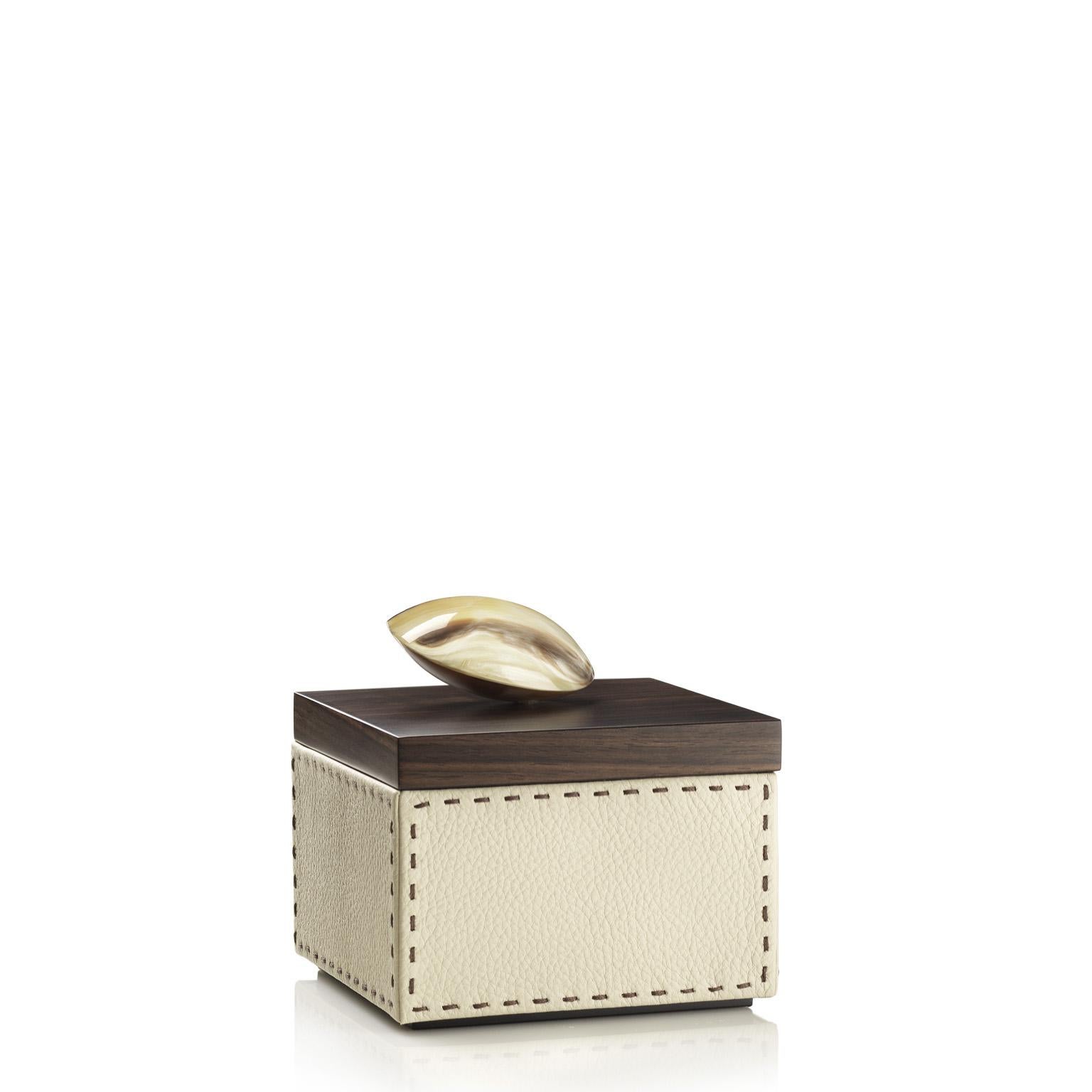 Contemporary Capricia Square Box in Pebbled Leather with Handle in Corno Italiano, Mod. 4471 For Sale
