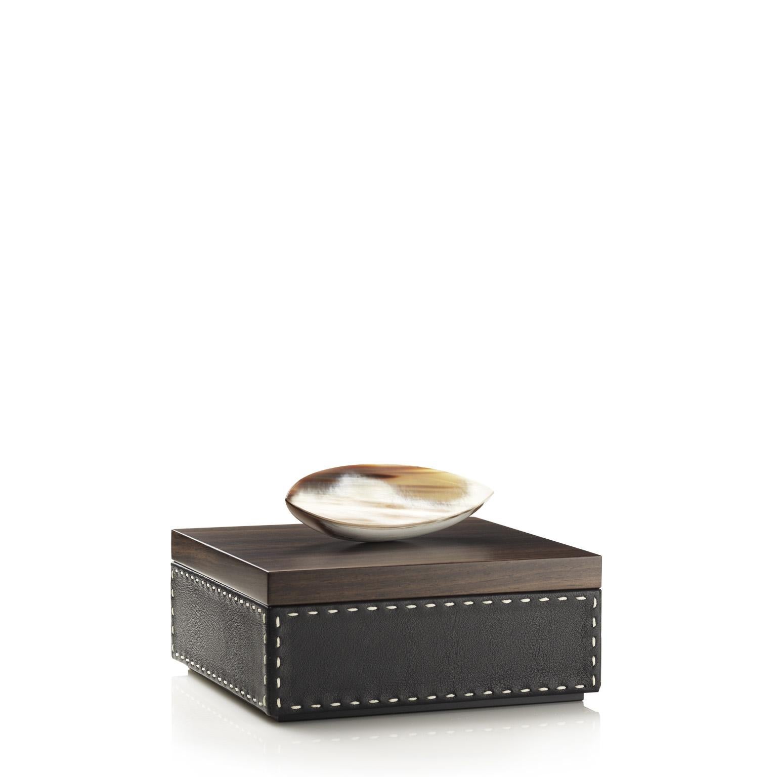 Contemporary Capricia Square Box in Pebbled Leather with Handle in Corno Italiano, Mod. 4475 For Sale