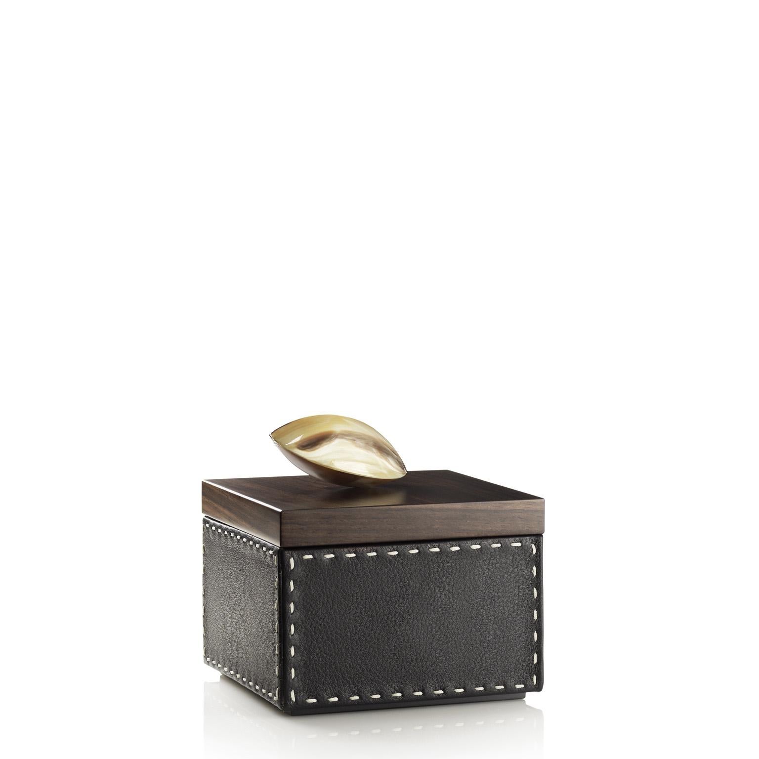 Contemporary Capricia Square Box in Pebbled leather with Handle in Corno Italiano, Mod. 4476 For Sale
