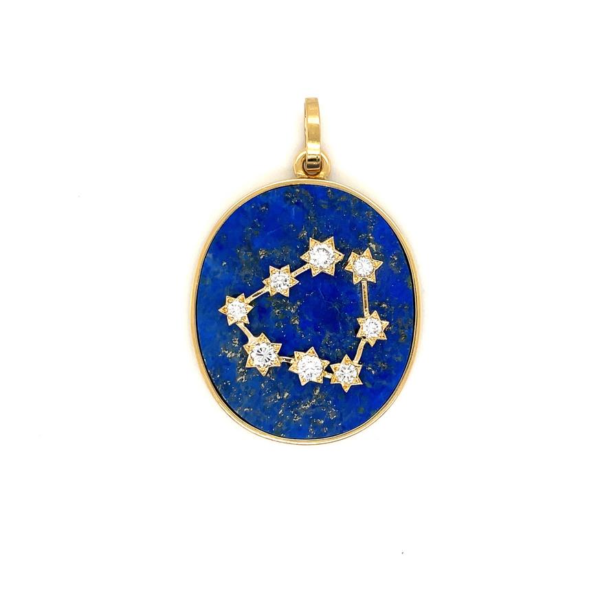 Bigli,  pendentif/charme Capricorne magnifique et unique :  grand lapis ovale, à la couleur vive et aux fines marques de marbre doré,  sertie d'une bordure en or.  Appliquée au centre, une constellation du Capricorne en trois dimensions.  Or 18