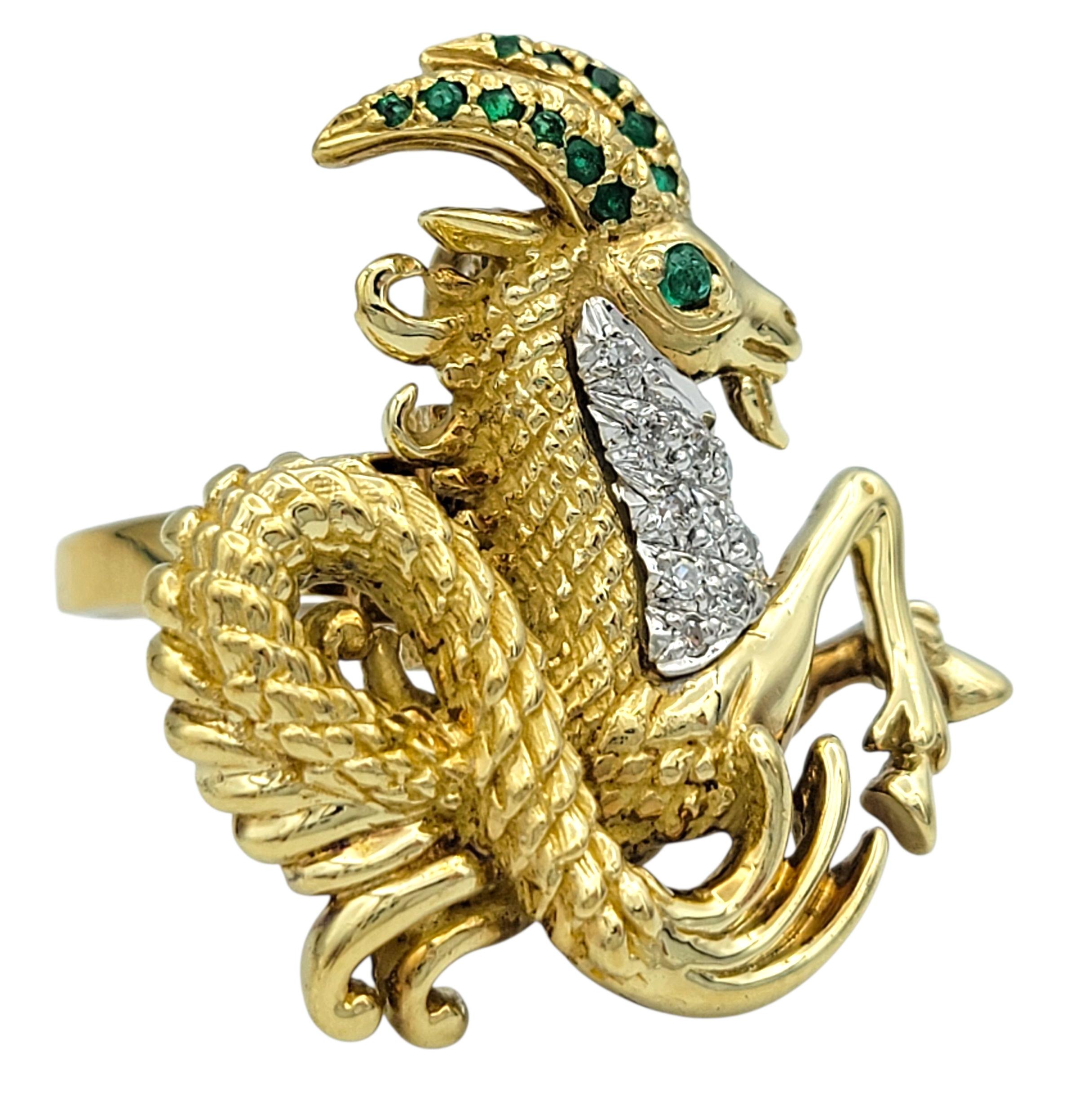 Questo pezzo stravagante e fantasioso cattura la mitica capra marina Capricorno in una forma brillantemente dettagliata. Realizzato in oro giallo e bianco a 18 carati, l'ibrido anello e spilla convertibile presenta un corpo dalla splendida texture,