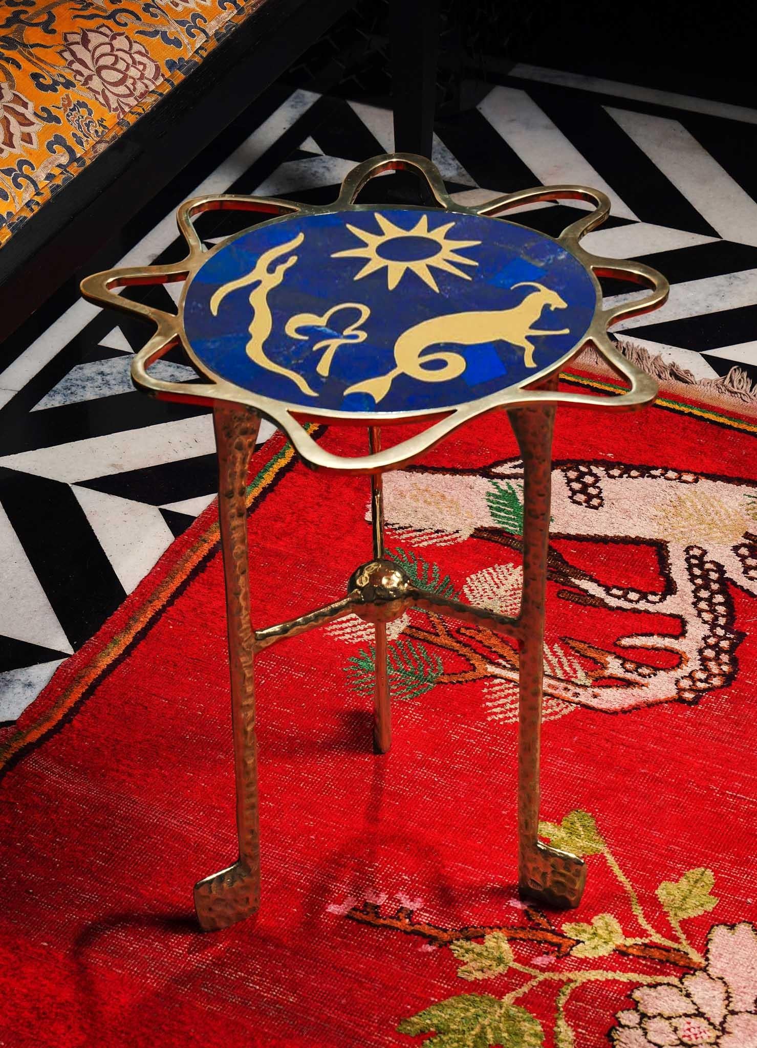 Laiton Table d'appoint Capricorn en laiton avec pierre semi-précieuse Viya de Vikram Goyal en vente