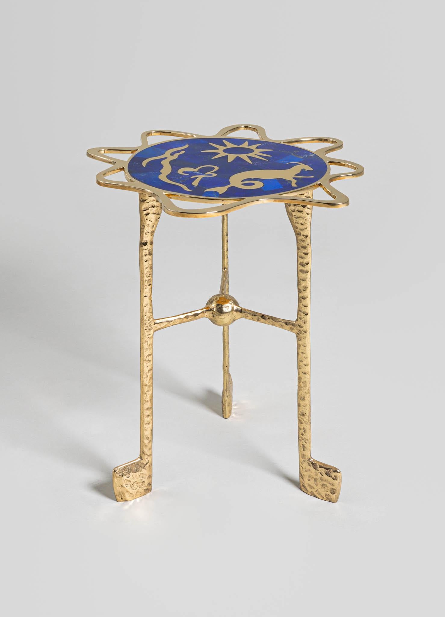 Table d'appoint Capricorn en laiton avec pierre semi-précieuse Viya de Vikram Goyal

Ramenez l'univers à la maison et voyez ce qui est écrit dans les étoiles. Ces représentations en émail et en laiton illustrent le mysticisme ineffable des