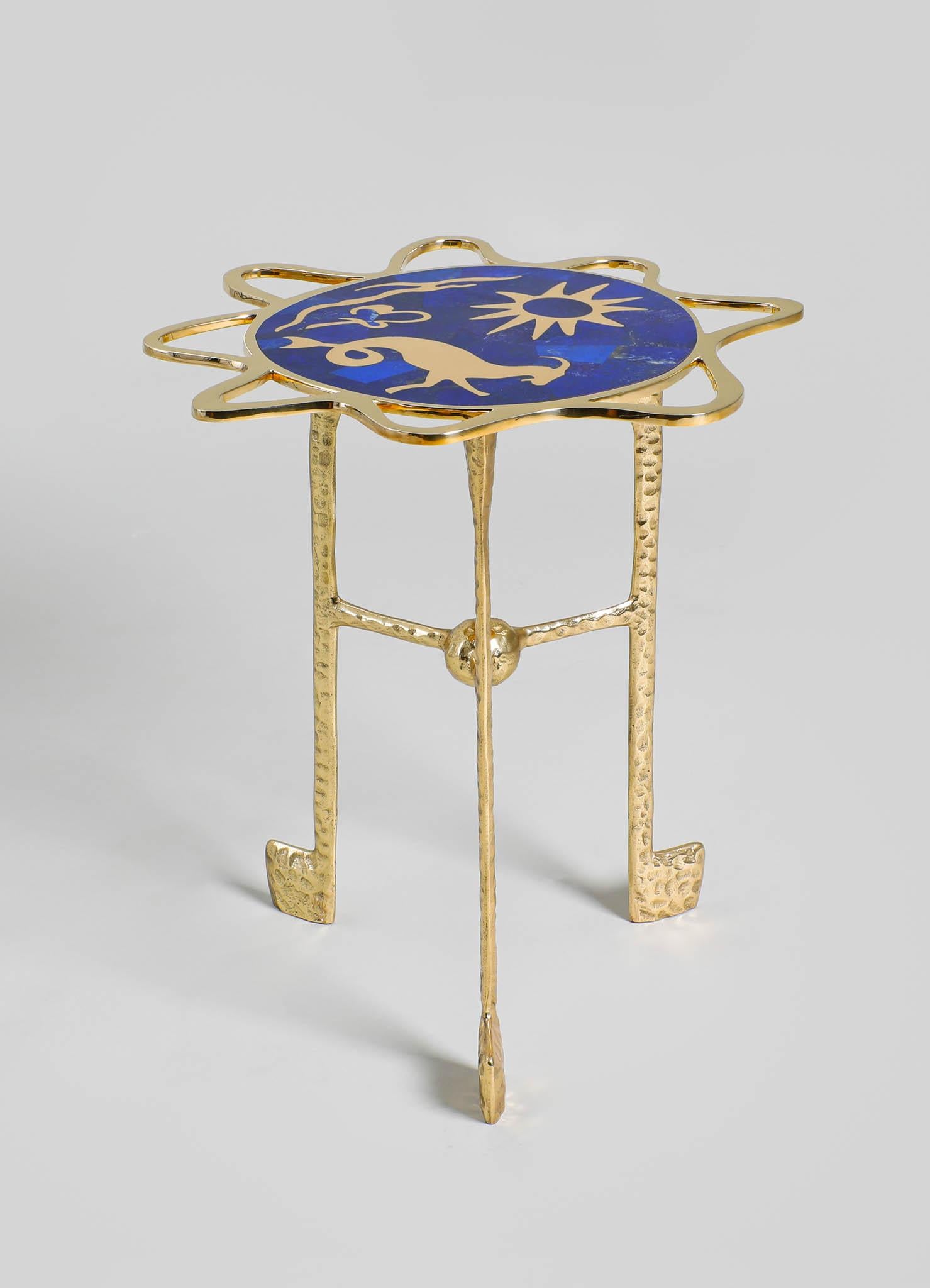 Indien Table d'appoint Capricorn en laiton avec pierre semi-précieuse Viya de Vikram Goyal en vente