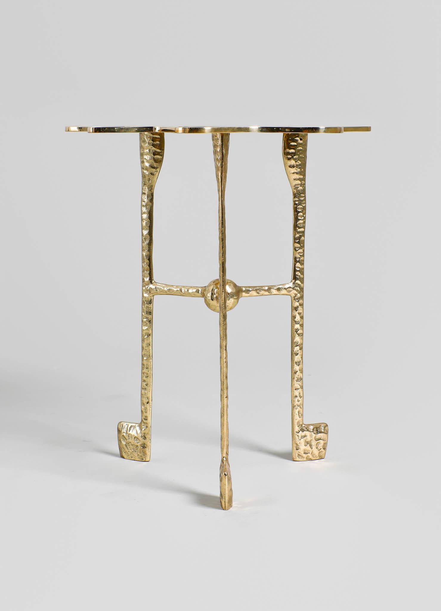 Moulage Table d'appoint Capricorn en laiton avec pierre semi-précieuse Viya de Vikram Goyal en vente