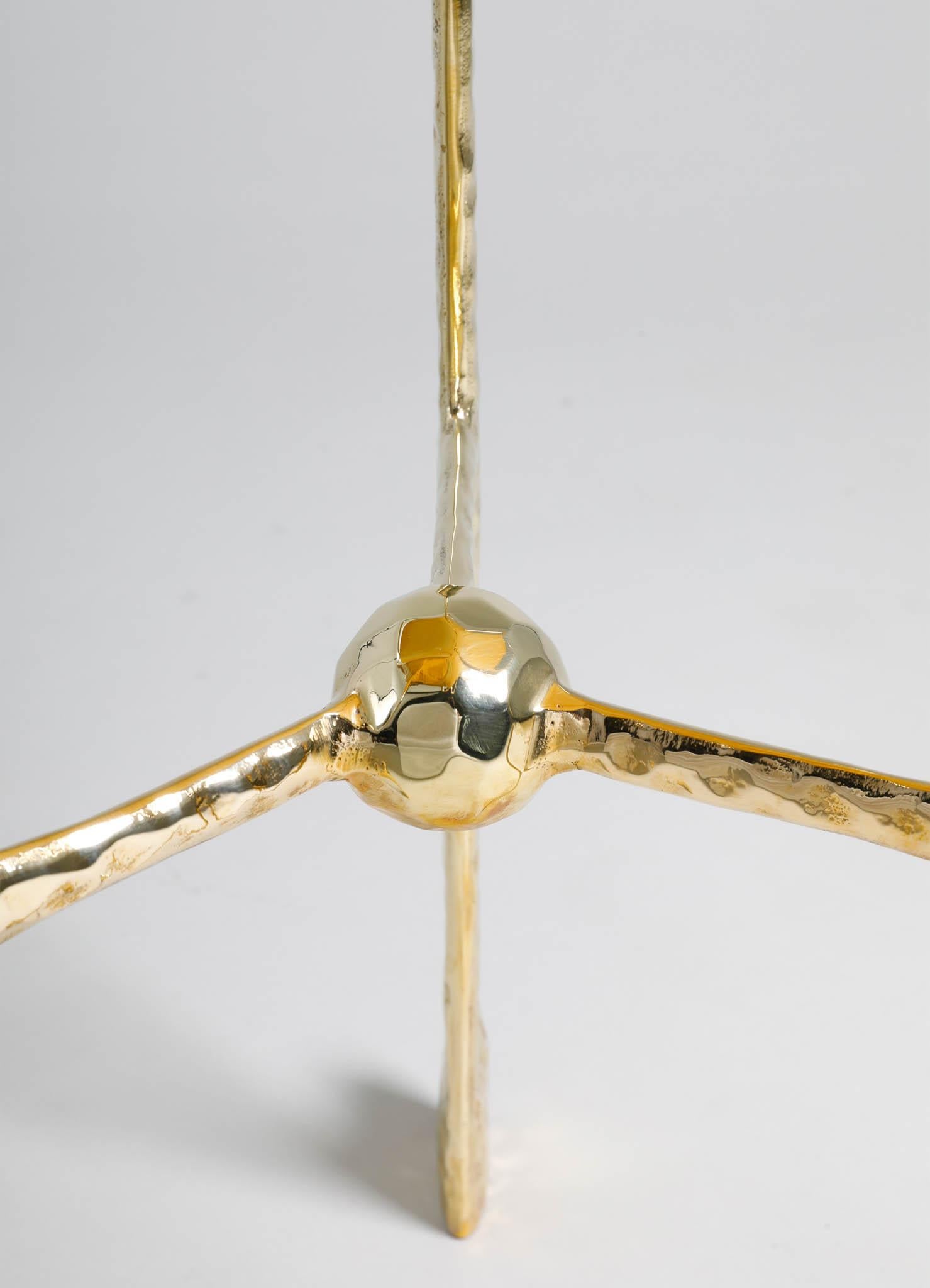 XXIe siècle et contemporain Table d'appoint Capricorn en laiton avec pierre semi-précieuse Viya de Vikram Goyal en vente
