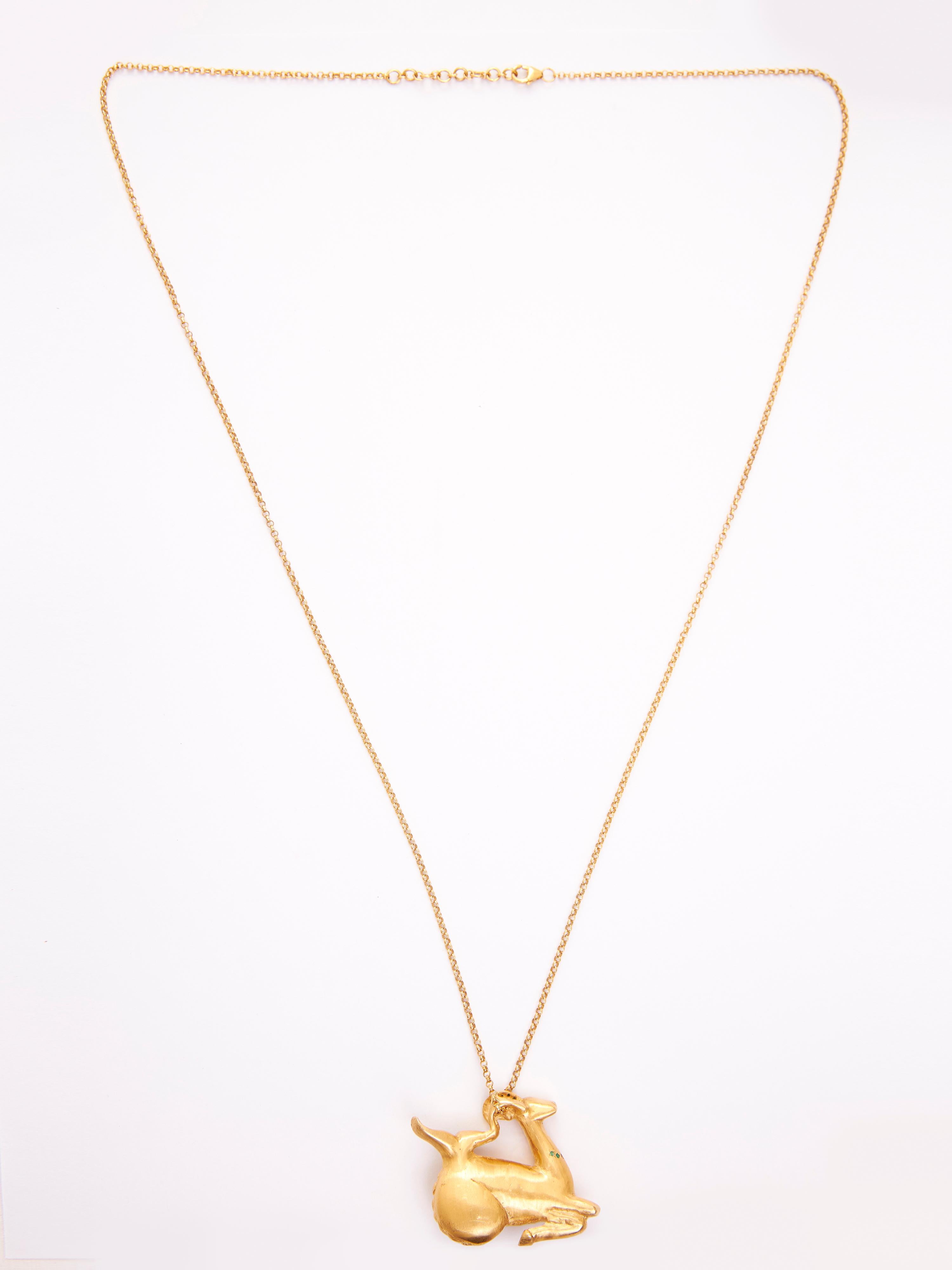 Ispirato al mistico segno zodiacale del Capricorno, questo sorprendente ciondolo della Collection'S unisce l'antico simbolismo all'eleganza contemporanea. Realizzato meticolosamente in 21,124 g di argento e placcato in oro 24 carati (0,150 g),