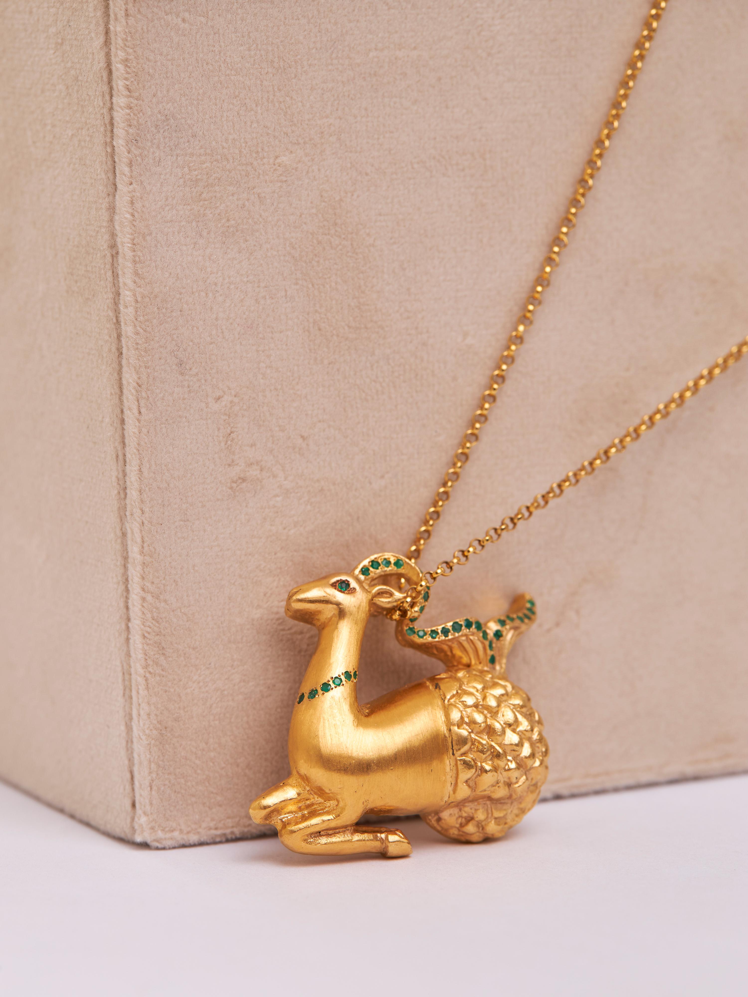 Revival Ciondolo Zodiac Capricorno in argento, placcatura in oro 24k e smeraldo in vendita
