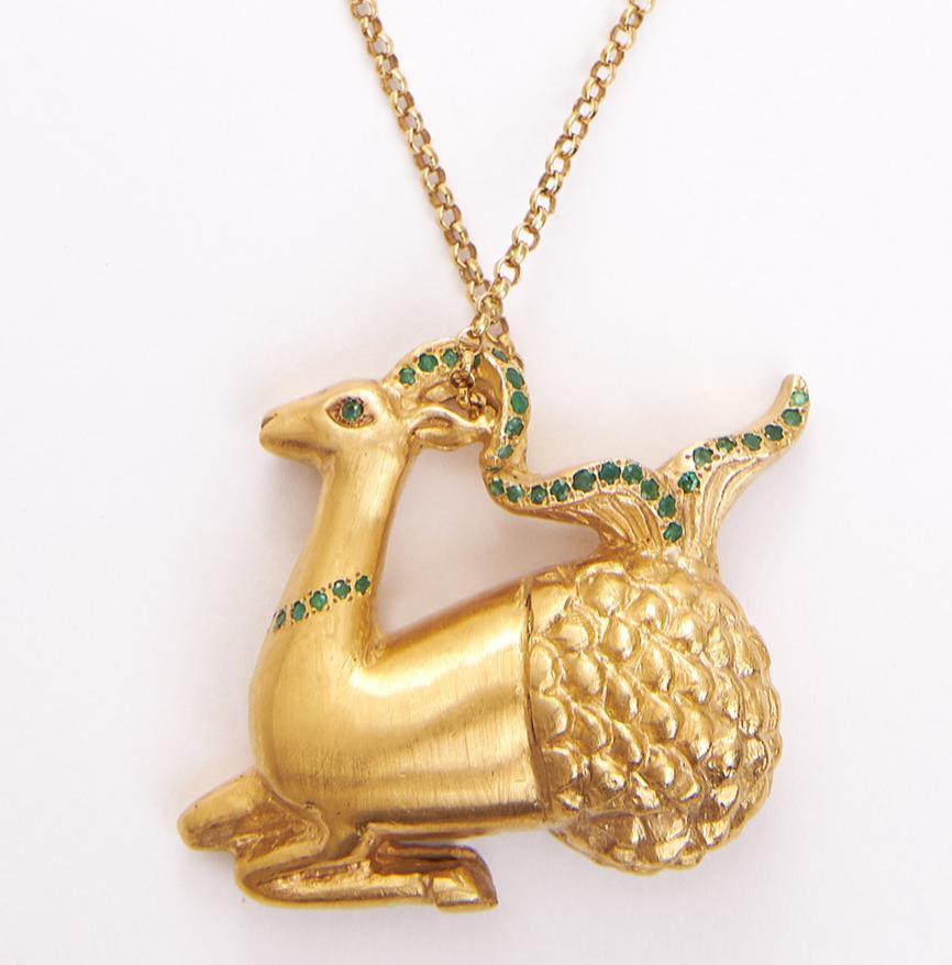 Taglio marquise Ciondolo Zodiac Capricorno in argento, placcatura in oro 24k e smeraldo in vendita