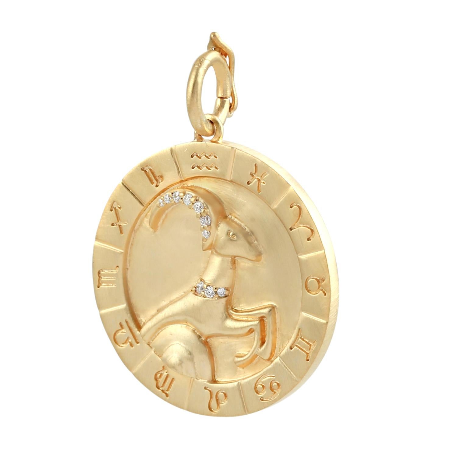Capricorn Zodiac Pendant With Diamonds Made In 14k Yellow Gold (Gemischter Schliff) im Angebot