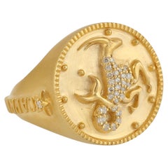 Capricorn Tierkreiszeichen-Ring mit natürlichen Pavé-Diamanten aus Gelbgold