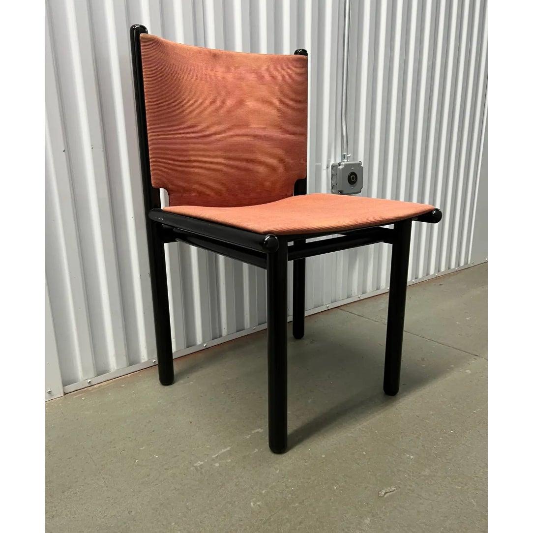 Ensemble de chaises de salle à manger Cassina Caprile par Gianfranco Frattini. Magnifique textile tissé original avec des nuances de rose et de pêche. Joli cadre en bois laqué. Labellisé. Gianfranco Frattini a réalisé ce design après avoir travaillé