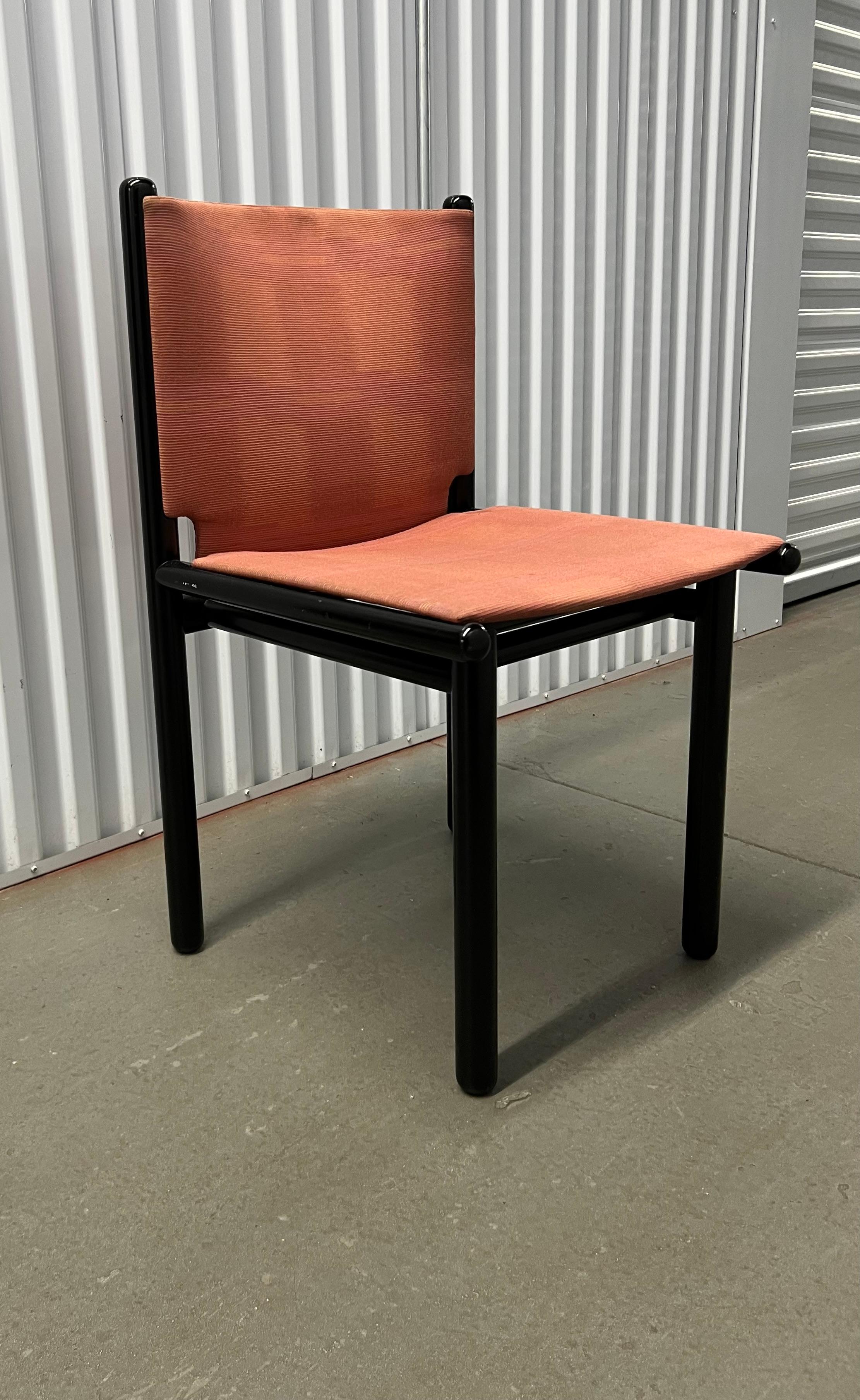 Postmoderne Ensemble de chaises de salle à manger Caprille, Gianfranco Frattini pour Cassina, noir et rose, 1980 en vente