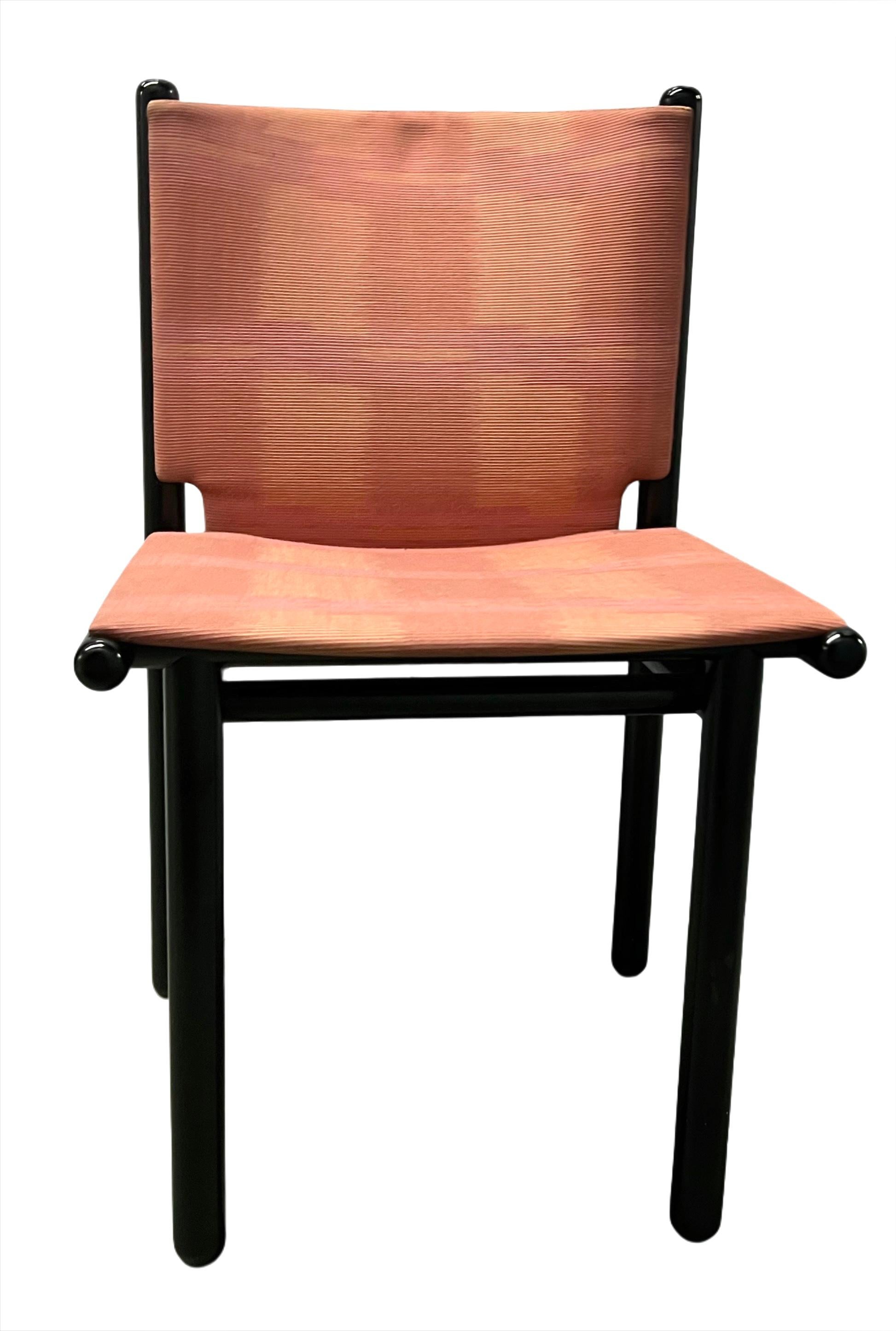 italien Ensemble de chaises de salle à manger Caprille, Gianfranco Frattini pour Cassina, noir et rose, 1980 en vente