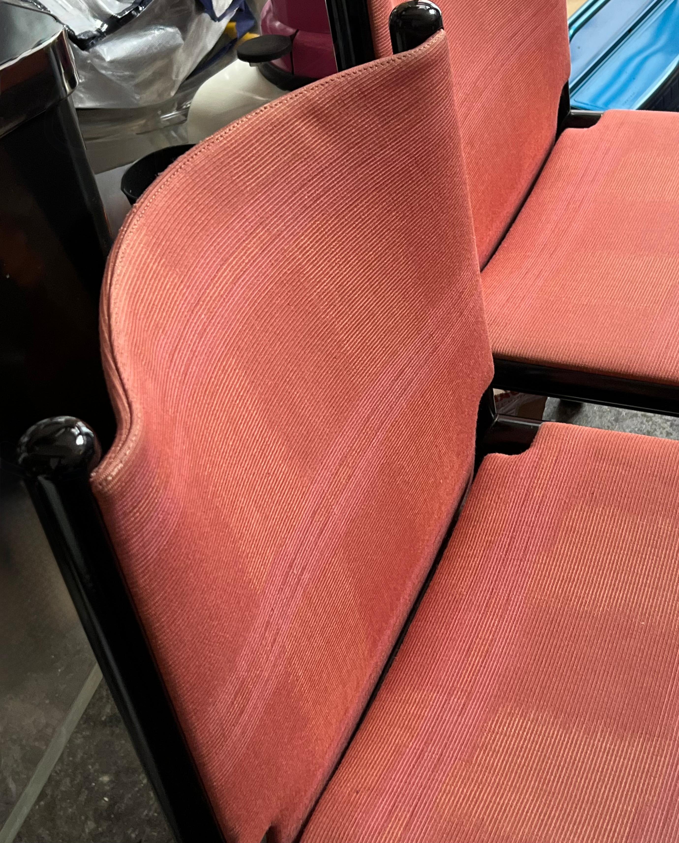 Laqué Ensemble de chaises de salle à manger Caprille, Gianfranco Frattini pour Cassina, noir et rose, 1980 en vente