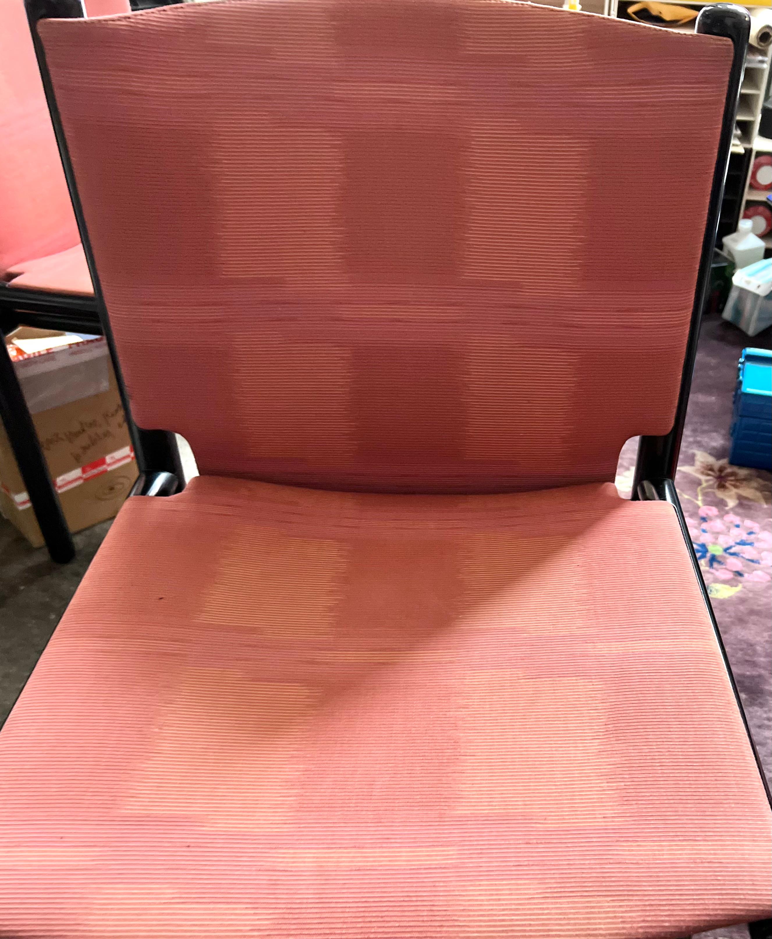 Ensemble de chaises de salle à manger Caprille, Gianfranco Frattini pour Cassina, noir et rose, 1980 Bon état - En vente à Brooklyn, NY