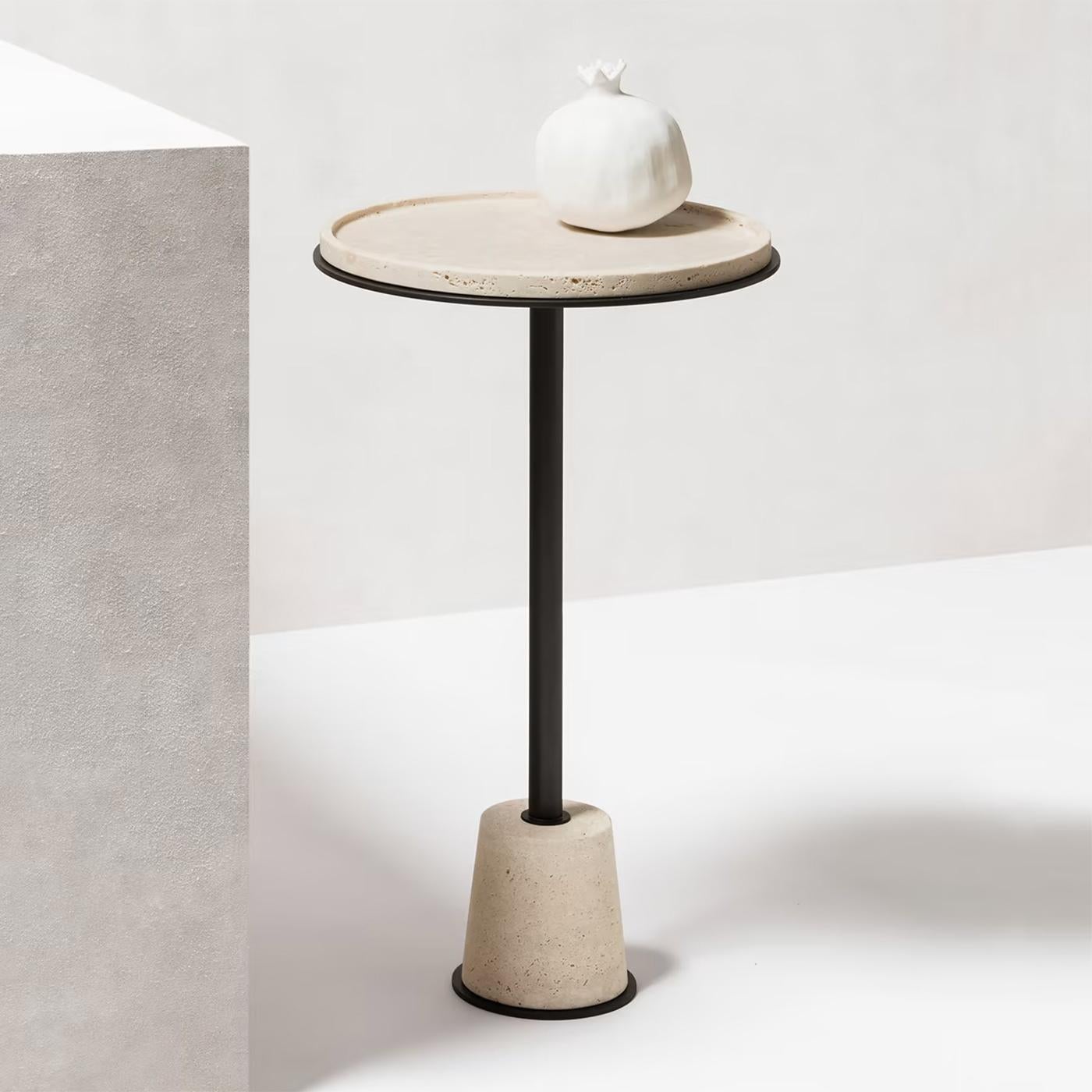 Effet bronze Table d'appoint moyenne Caprio en travertin en vente